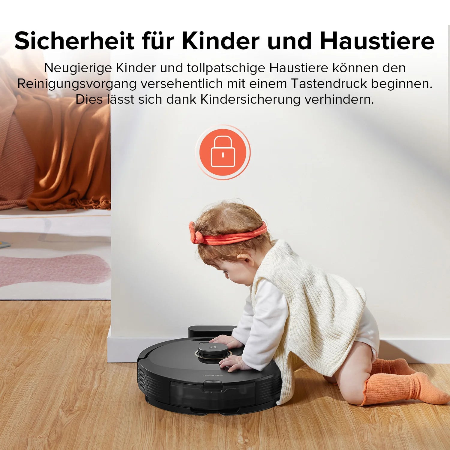 Ein Baby in einem weißen Outfit und einem orangefarbenen Stirnband berührt einen Roborock Q8 Max Special Edition Staubsaugerroboter auf einem Holzboden in der Nähe eines Sofas. Die Informationen zur Kindersicherheit erscheinen oben.