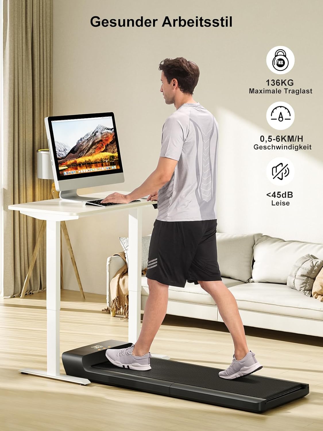 Ein Mann benutzt ein Kingsmith WalkingPad A1 Pro Klappbares Laufband unter einem Stehtisch beim Arbeiten am Computer im Wohnzimmer. Produktmerkmale des Untertisch-Laufbands sind auf Deutsch auf der Seite aufgeführt.