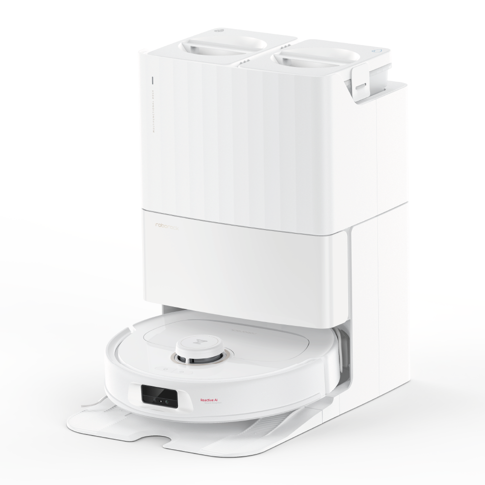 Der Roborock Qrevo MaxV White Staubsaugerroboter ist in seiner Lade- und Reinigungsstation mit zwei Fächern angedockt, die sich vor einem schlichten weißen Hintergrund befinden.