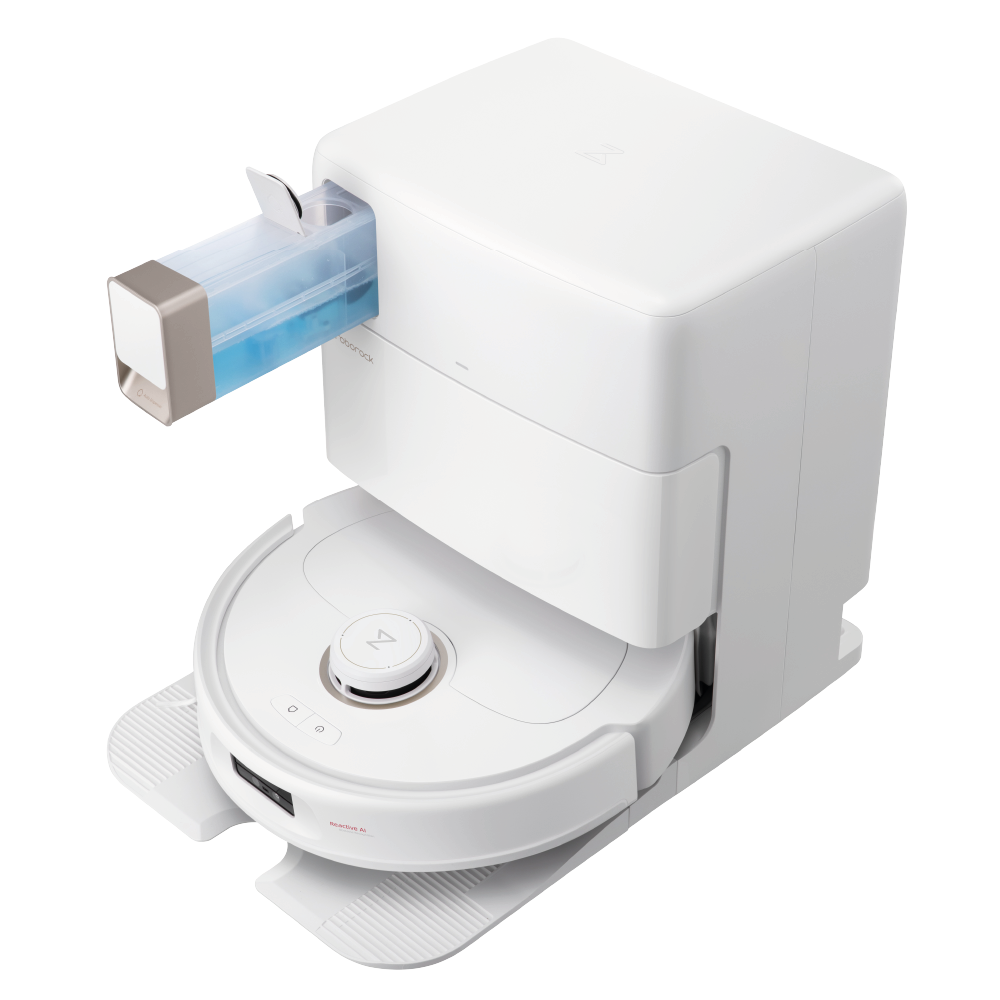 Der Roborock Qrevo MaxV White mit Wasseranschluss, ein weißer Staubsaugerroboter, ist in seiner Lade- und Reinigungsstation angedockt, mit einem teilweise eingesetzten transparenten Reinigungsmittelbehälter auf der Oberseite.