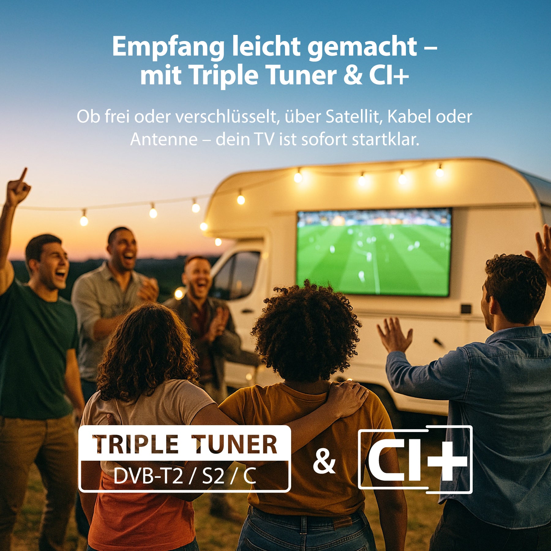 Bei Sonnenuntergang steht eine Gruppe vor einem Wohnmobil und sieht sich ein Fußballspiel auf einem Dyon Smart 24 VX-V Smart TV (24 Zoll, 60 cm) an, der am Wohnmobil montiert ist und über dem eine Lichterkette leuchtet.