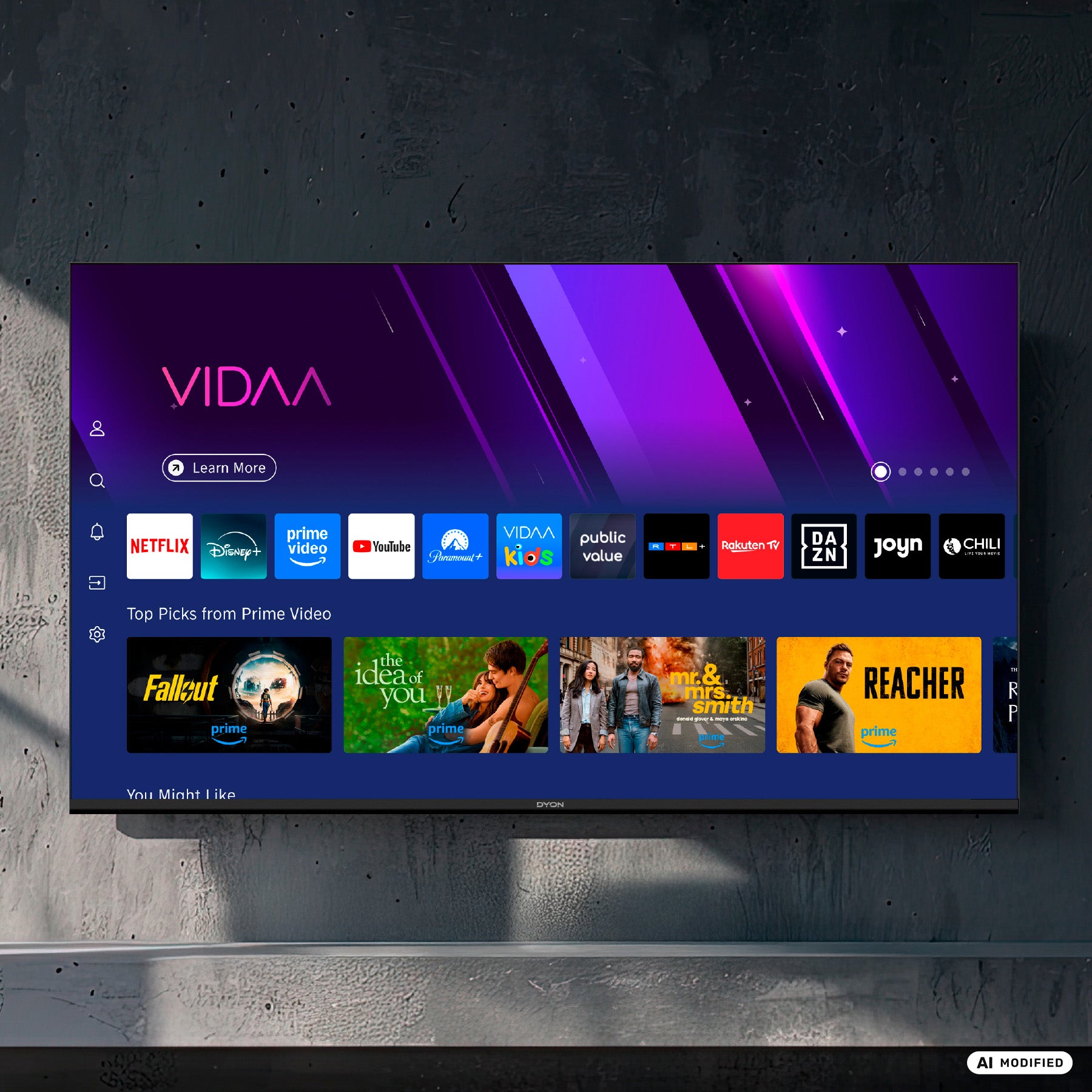 Ein „Dyon Movie Smart 24 VX“ 24-Zoll-HD-Smart-TV ist an der Wand montiert; auf dem Bildschirm ist die Benutzeroberfläche des VIDAA-Betriebssystems deutlich zu sehen, auf der verschiedene Streaming-Apps und Programmempfehlungen angezeigt werden.