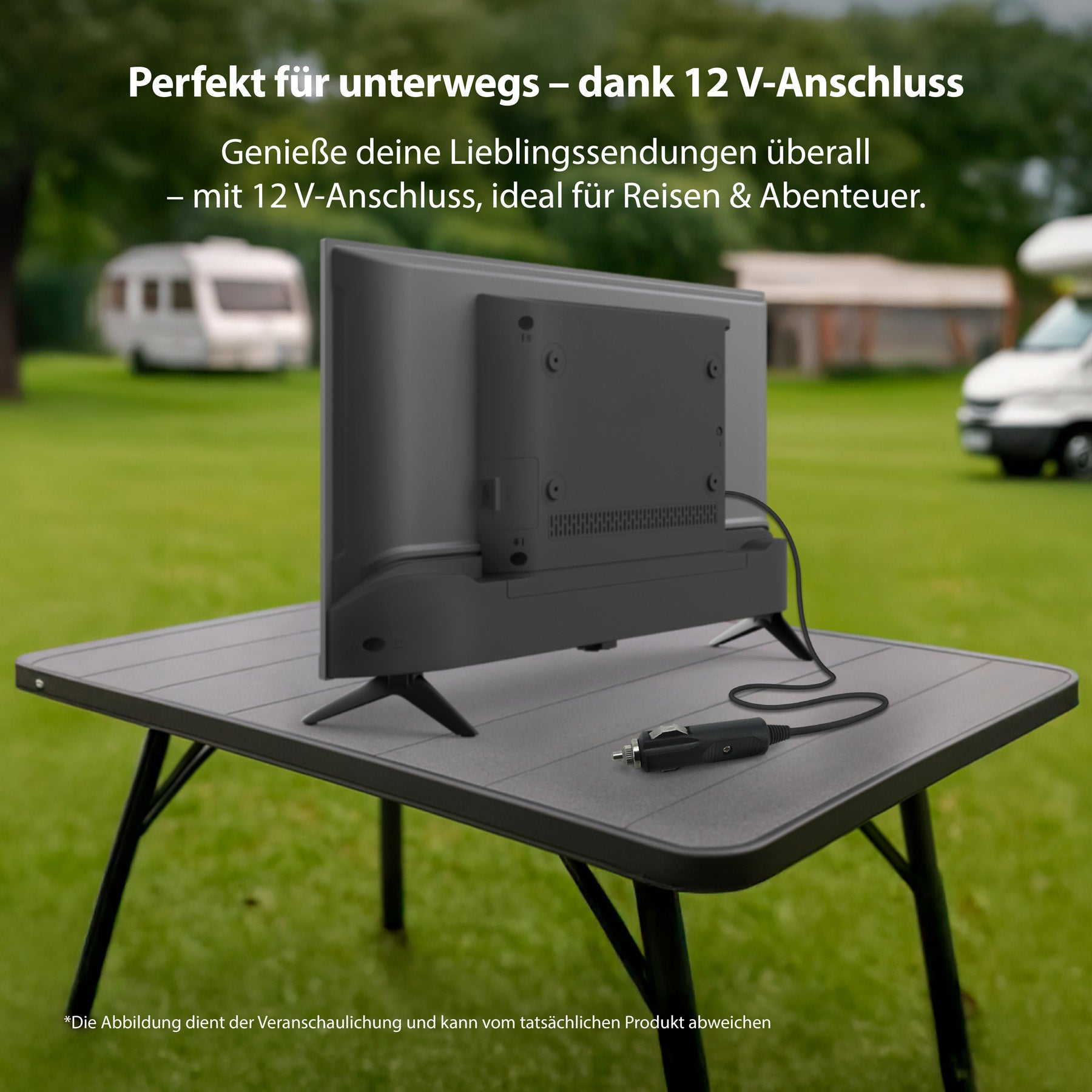Der Dyon Enter 24 Pro-X-V Standard-TV (24 Zoll, 60 cm) mit 12V Adapter steht als mobiler Fernseher auf einem Klapptisch im Freien, umgeben von Wohnmobilen und grüner Natur.