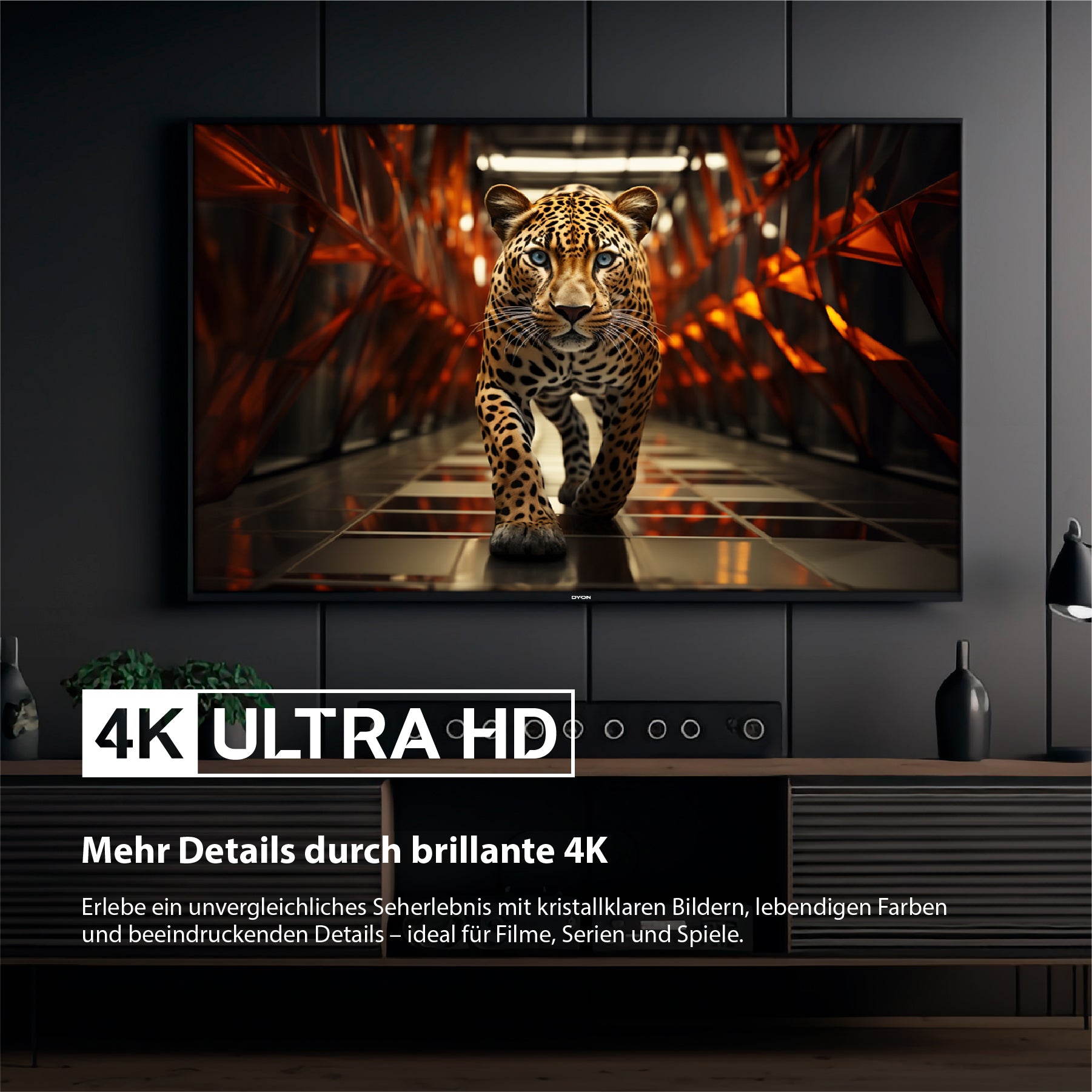 Ein modernes Wohnzimmer mit einem großen, an der Wand montierten Dyon Ultimax 58U-TI Smart TV (58 Zoll, 146 cm), der ein lebendiges Bild eines Leoparden zeigt, der vorwärts läuft; deutscher Text hebt 4K Ultra HD Bildqualität hervor.