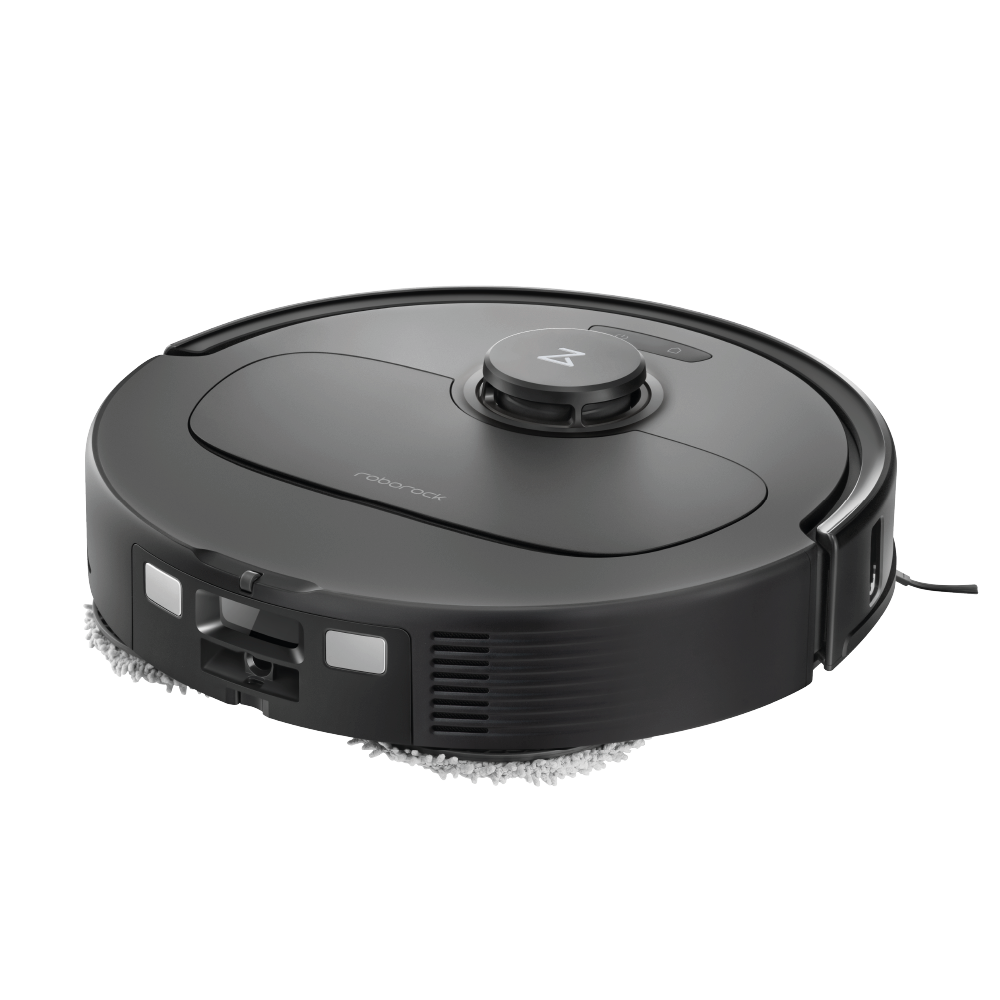 Der Roborock Qrevo Plus Black, ein runder Staubsaugerroboter mit einem erhöhten Sensor und darunter liegenden Reinigungspads, wird auf weißem Hintergrund gezeigt.