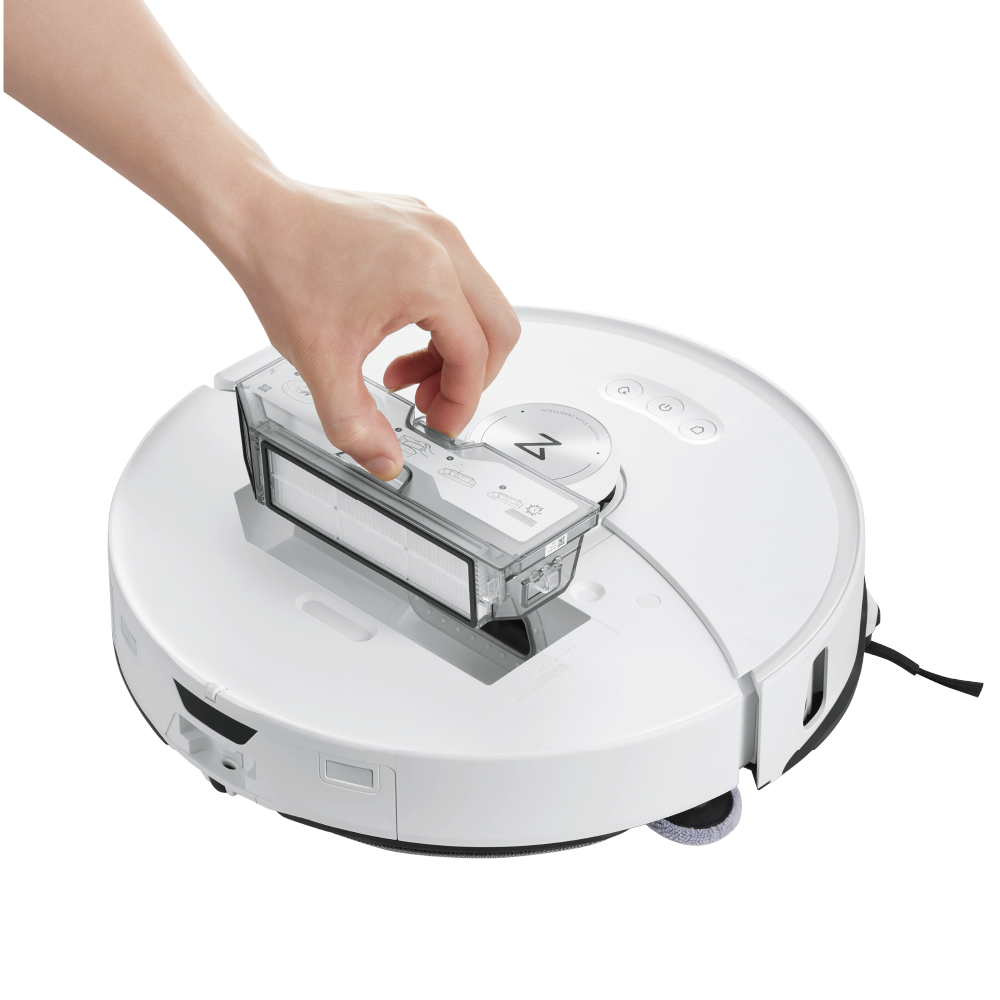 Eine Hand entnimmt den Mülleimer aus einem Roborock S8 MaxV Ultra White mit Wasseranschluss Staubsaugerroboter vor einem schlichten weißen Hintergrund.