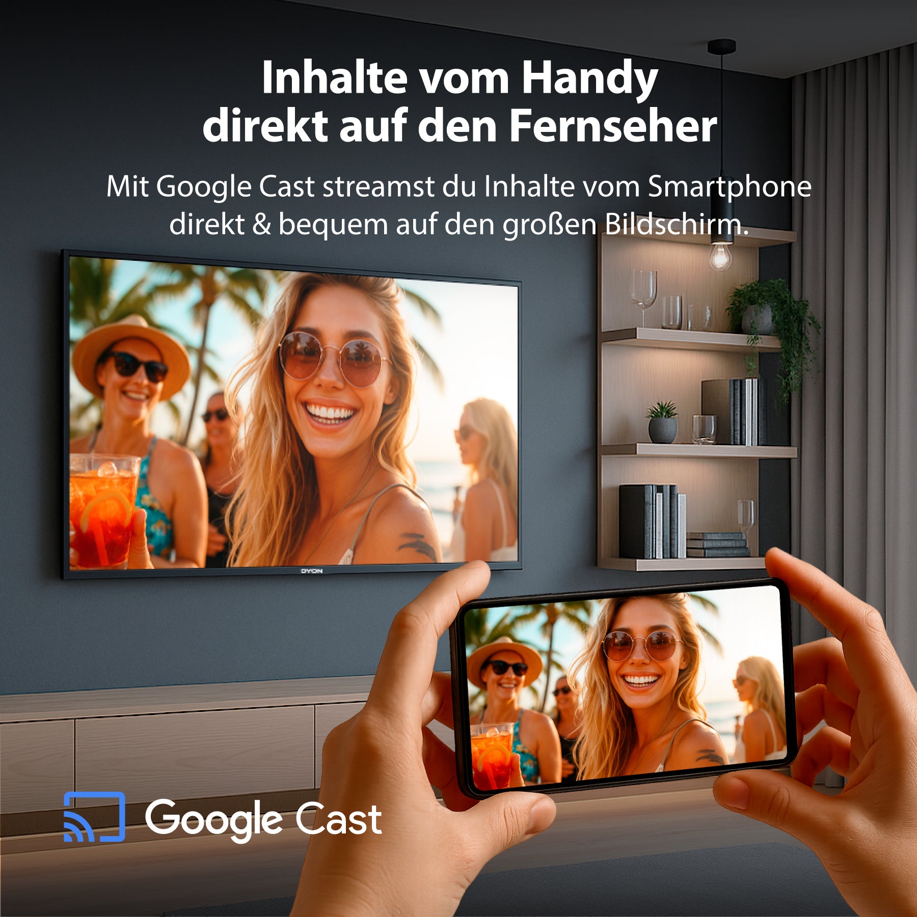 Eine Hand streamt ein Strandfoto mit lächelnden Frauen von einem Smartphone auf einen wandmontierten Dyon nexGo 32H Smart LED TV (32 Zoll, 80 cm) in einem modernen Wohnzimmer mit Google Cast.