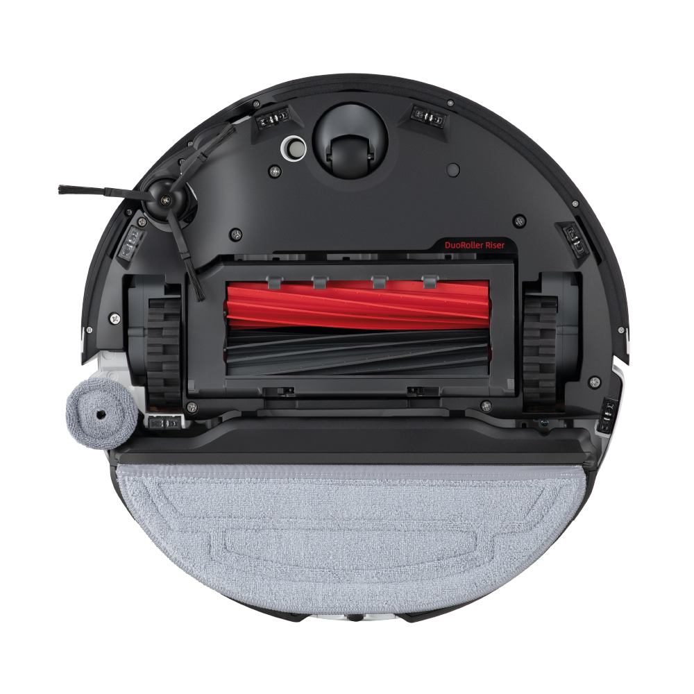 Die Unteransicht des Roborock S8 MaxV Ultra White mit Wasseranschluss zeigt eine rote Bürstenwalze, eine Seitenbürste, Räder und einen Moppaufsatz.