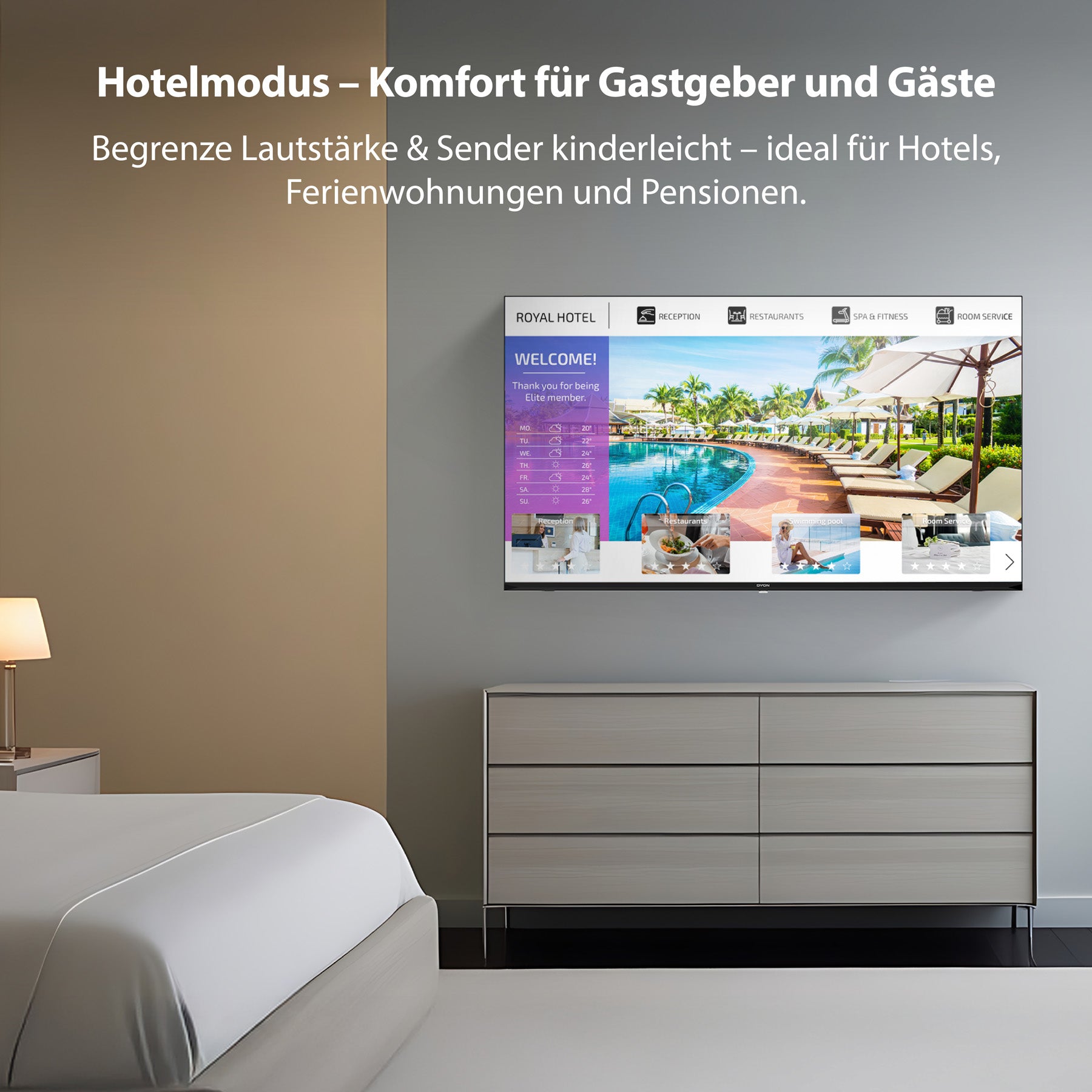 Ein Hotelzimmer mit einem ordentlich gemachten Bett, einer Kommode und einem an der Wand montierten Dyon Enter 24 Pro-X-V Standard-TV (24 Zoll, 60 cm), auf dem ein Willkommensbildschirm des Hotels mit einem Bild des Pools und Annehmlichkeiten zu sehen ist.