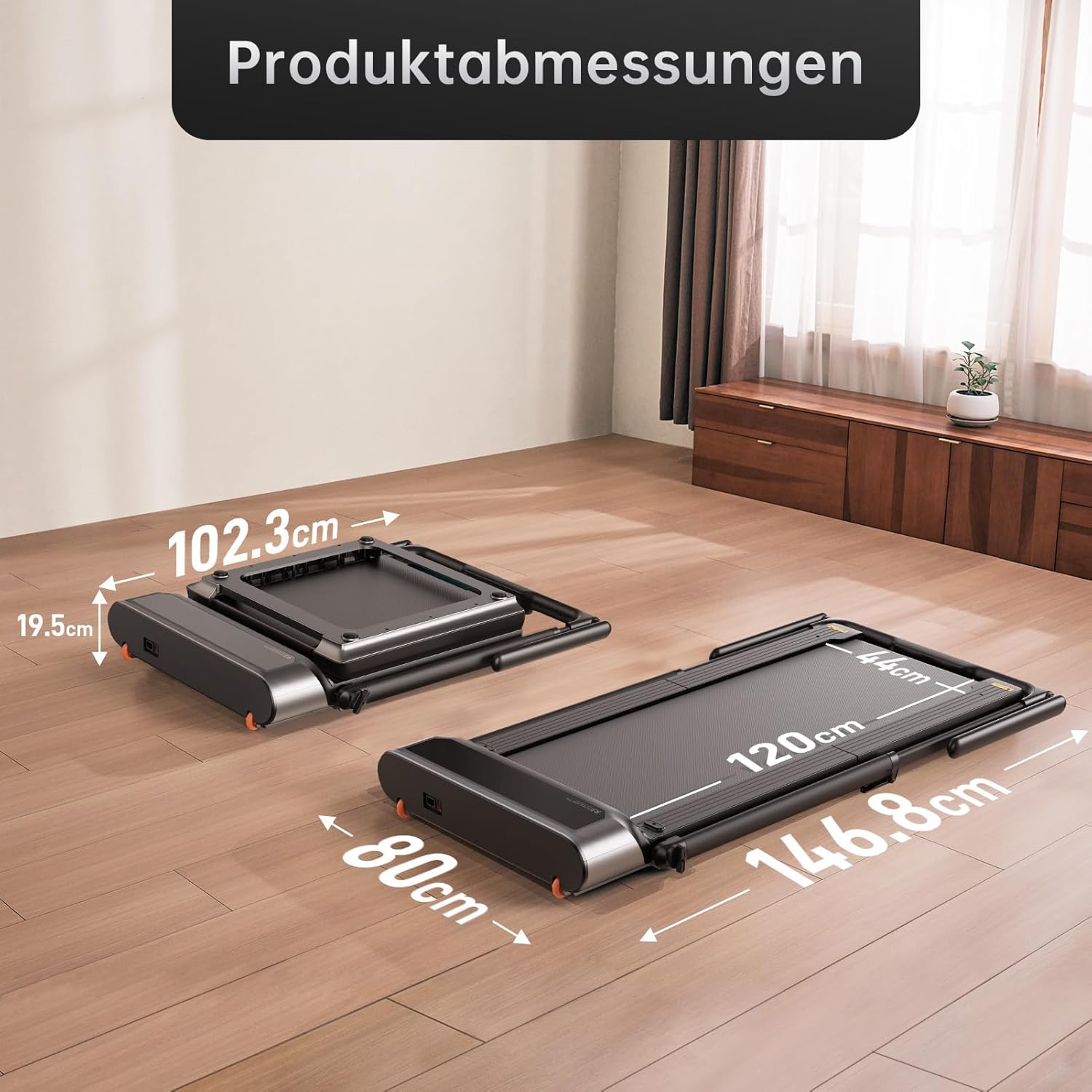 Zwei Laufbänder, darunter das Kingsmith WalkingPad R3 Hybrid+ Klappbares Laufband bis 12 km/h, sind auf einem Holzboden abgebildet - eines zusammengeklappt, eines ausgeklappt - und mit den Abmessungen in cm unter der Überschrift "Produktabmessungen" gekennzeichnet.