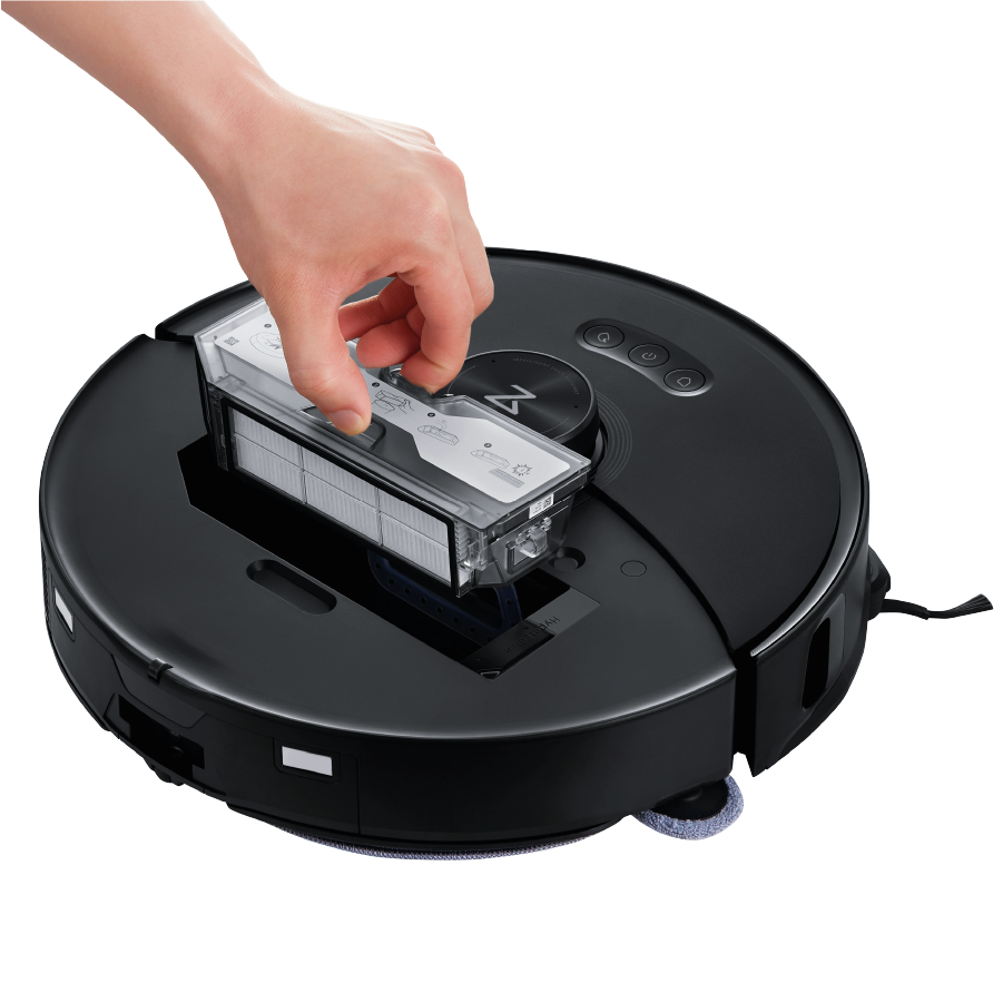 Eine Hand hebt den Staubsaugerbehälter des Roborock S8 MaxV Ultra Black Staubsaugerroboters an.