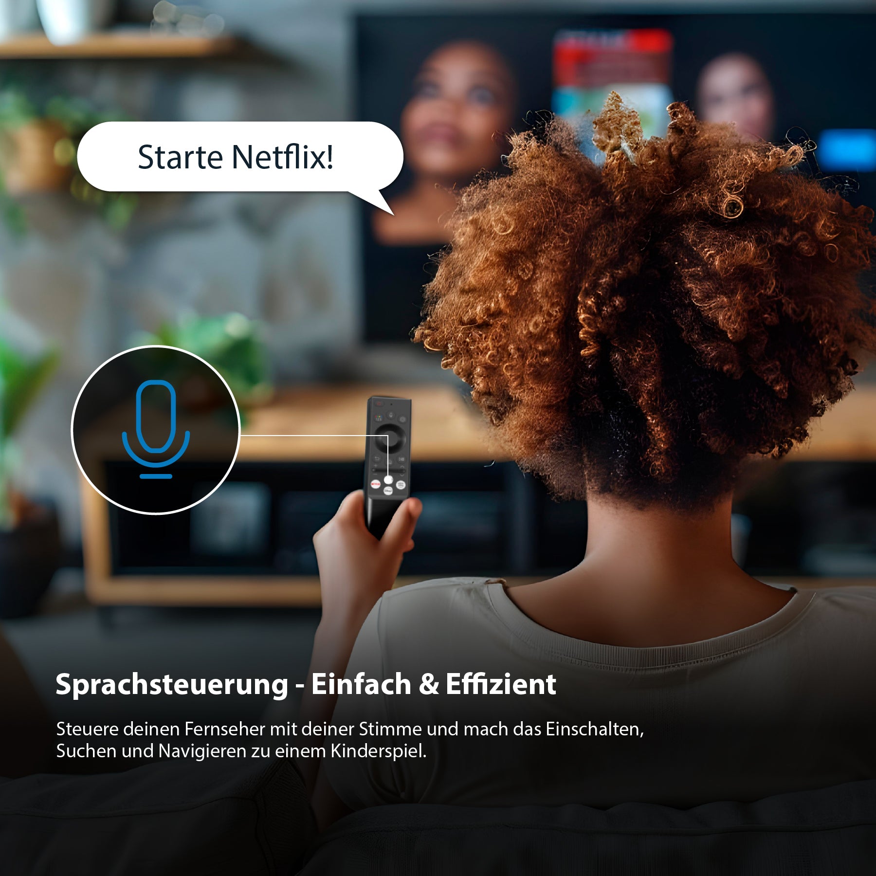 Eine Person sitzt auf einer Couch mit einer Fernbedienung vor einem Dyon Ultimax 50U-TI Smart TV (50 Zoll, 126 cm). Eine Sprechblase sagt "Starte Netflix!" und zeigt die Sprachsteuerung für eine einfache Bedienung. Der Anleitungstext wird darunter angezeigt.