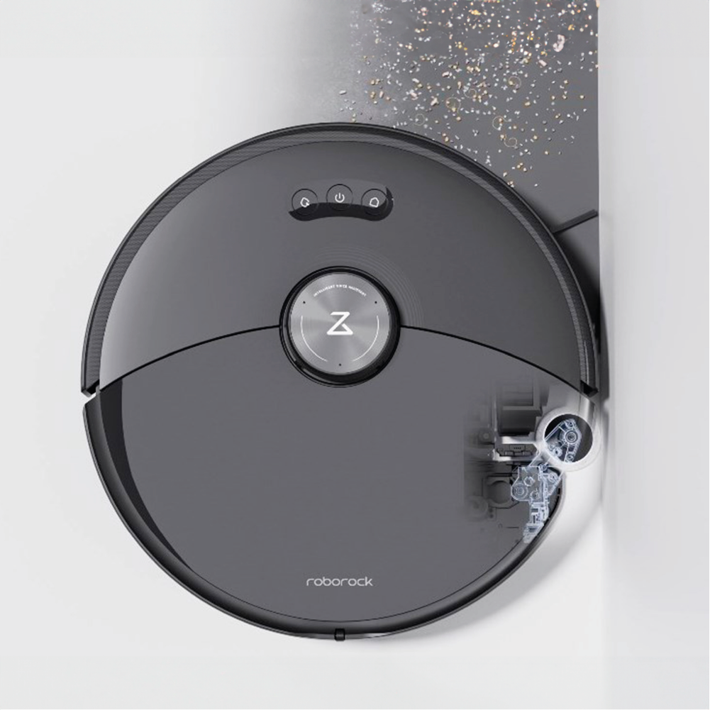 Der Roborock S8 MaxV Ultra Black, ein runder Staubsaugerroboter, wird in einem Teilausschnitt gezeigt, wie er Schmutz entlang einer Mauerkante säubert, wobei seine inneren Komponenten sichtbar werden.