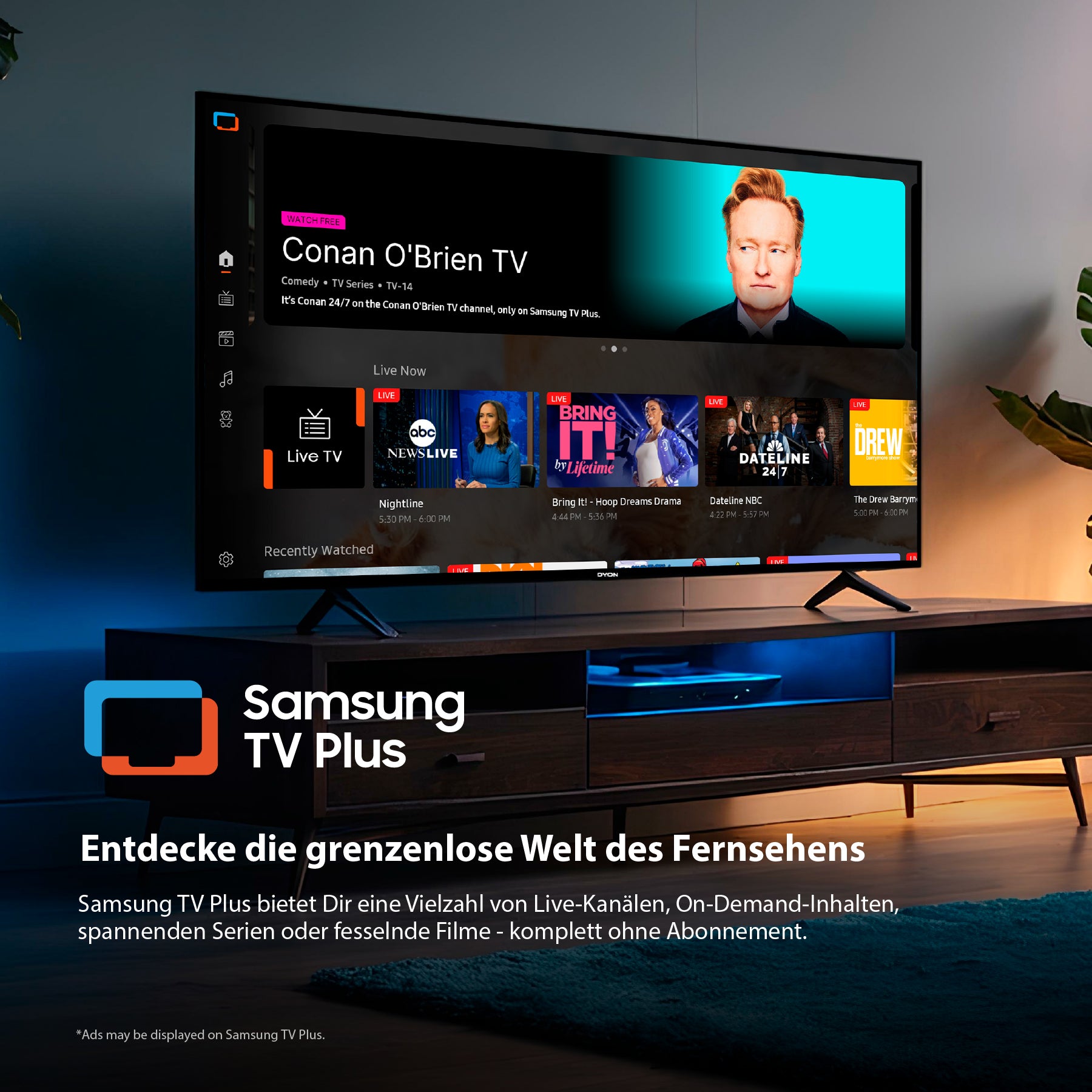 Ein Flachbildfernseher zeigt die Samsung TV Plus-Oberfläche mit verschiedenen Live- und On-Demand-Fernsehkanälen, während im Hintergrund ein Wohnzimmer eingerichtet ist.