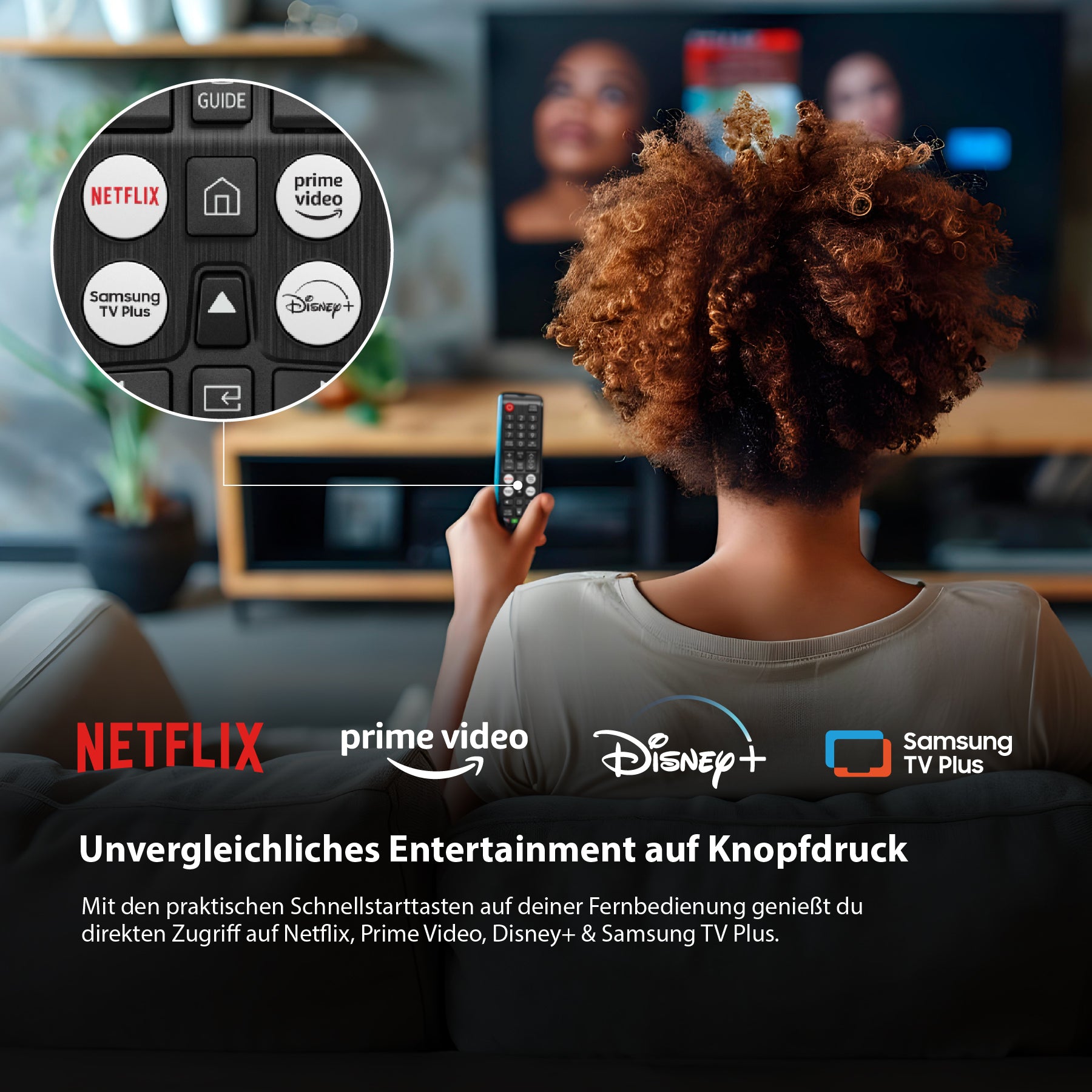 Eine Person hält eine Fernbedienung vor einem Fernseher, auf der die Tasten für Netflix, Prime Video, Disney+ und Samsung TV Plus im Detail dargestellt sind. Es werden Marken und Text über den einfachen Zugang angezeigt.