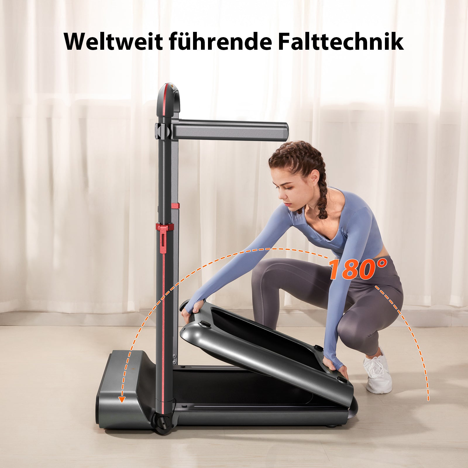 Eine Frau faltet das Kingsmith WalkingPad R1/R1H 2 in 1 Klappbares Laufband bis 10 km/h aufrecht im hellen Raum. Auf Deutsch steht: "Weltweit führende Falttechnik.