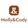 Das braune Molly&Cody-Logo zeigt ein Symbol, das eine Katzensilhouette mit einem kaufmännischen Und-Zeichen über dem Text Molly&Cody in brauner, serifenloser Schrift auf einem transparenten Hintergrund kombiniert.