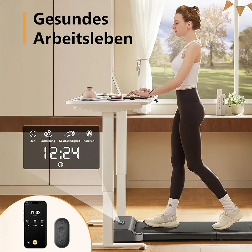 Eine Frau benutzt das Kingsmith WalkingPad Z1 Klappbares Laufband für Schreibtisch, während sie in einem hellen Raum an ihrem Laptop arbeitet. Das Display zeigt Zeit, Entfernung, Geschwindigkeit und Kalorien an. Deutscher Text: Gesundes Arbeitsleben.
