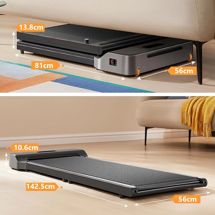 Das Kingsmith WalkingPad Z1 Klappbares Laufband für Schreibtisch ist gefaltet (81x56x13,8 cm) unter dem Sofa und entfaltet (142,5x56x10,6 cm) auf einem Holzfußboden im Wohnzimmer - perfekt als leises Laufband für Ihr Zuhause.
