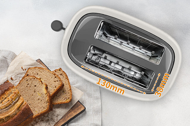 Draufsicht auf den aeco toastlab ONE Toaster von aeco, mit zwei Schlitzen von je 130mm x 39mm neben mehreren Brotscheiben auf einem Holzbrett.