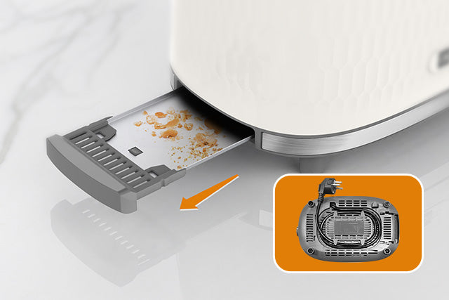 Eine Nahaufnahme des aeco toastlab ONE Toasters mit teilweise herausgezogener Krümelschublade, auf der die Krümel zu sehen sind, sowie ein Blick auf die Unterseite mit dem eingewickelten Netzkabel.