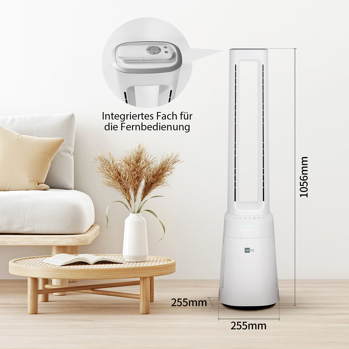 Der aeco AirX Guard 2in1, ein weißer Turmventilator und Luftreiniger mit HEPA-Filter (1065 mm hoch, 255 mm breit), ist in einem Wohnzimmer neben einem Sofa abgebildet; verfügt über ein Fernbedienungsfach - perfekt für Allergiker, die einen Luftreiniger suchen.