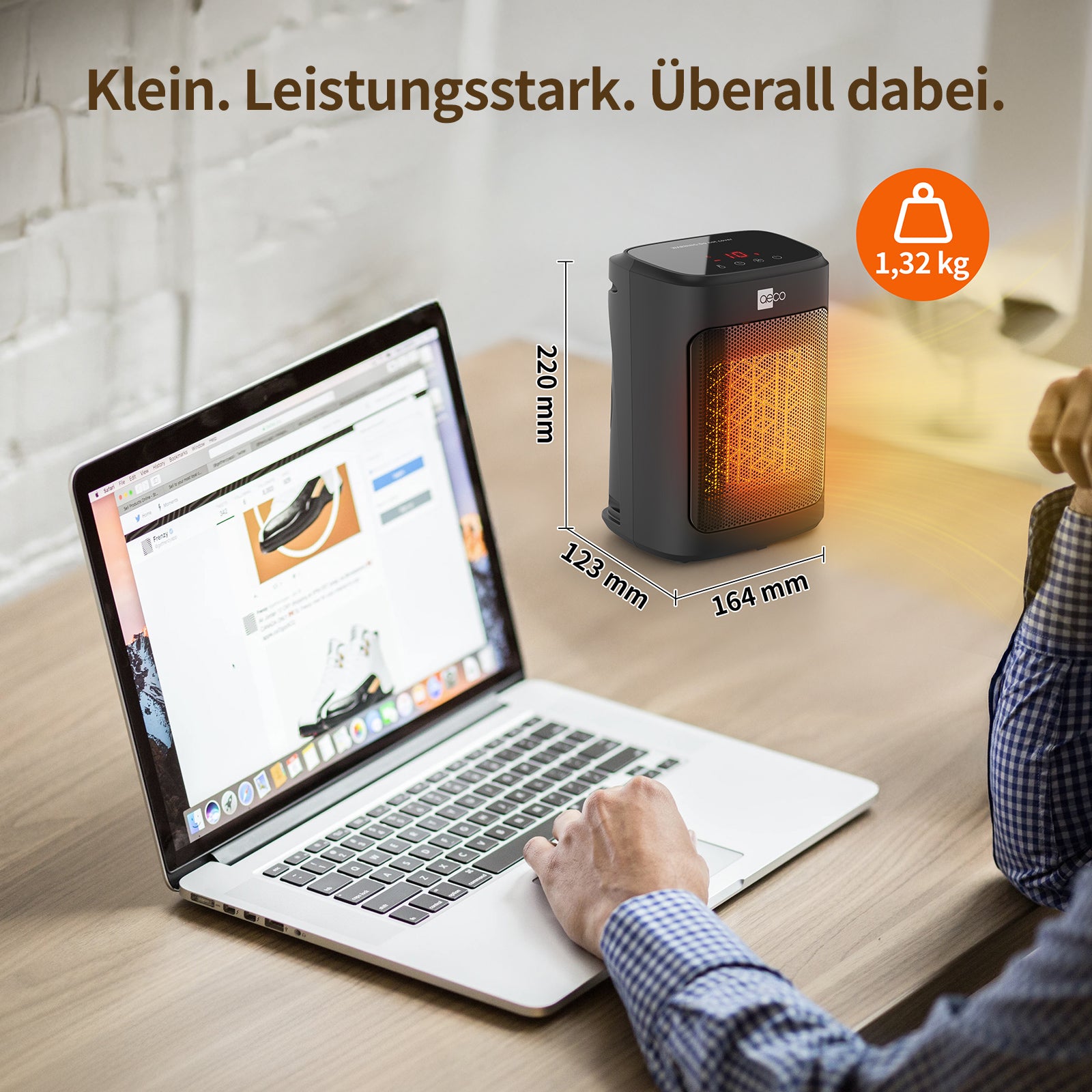 An einem Schreibtisch arbeitet eine Person mit einem Laptop neben dem kompakten tragbaren elektrischen Heizgerät EcoHeat Core von aeco; seine Größe und sein Gewicht sind auf dem Bild zu sehen.