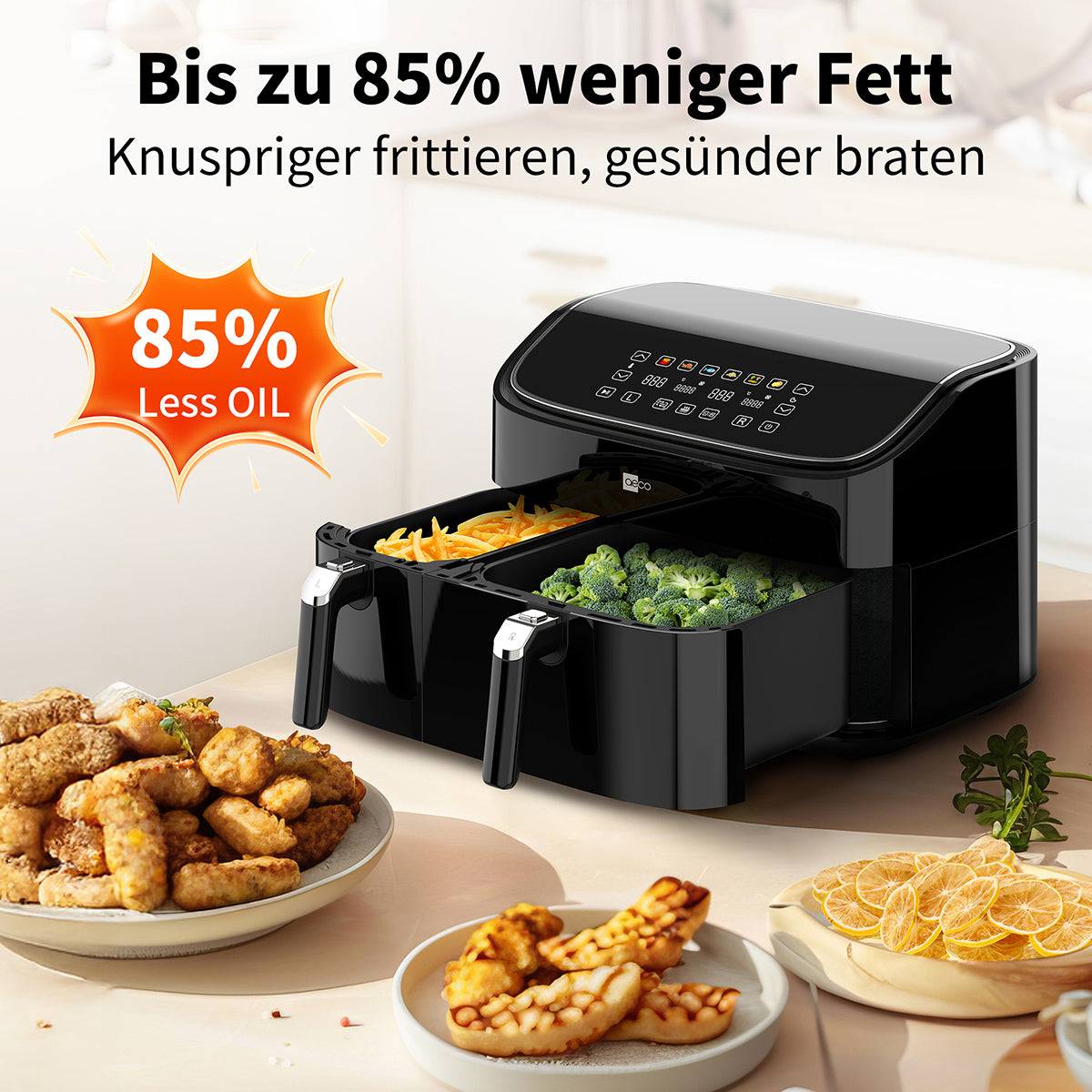 Der schwarze aeco DUO Doppelkammer AirFryer 9 Liter steht auf einer Küchentheke mit Tellern mit gebratenem Hähnchen, Gemüse und Trockenfrüchten und ist mit der Koch-SYNC Funktion für gesünderes Frittieren und bis zu 85% weniger Fett ausgestattet.