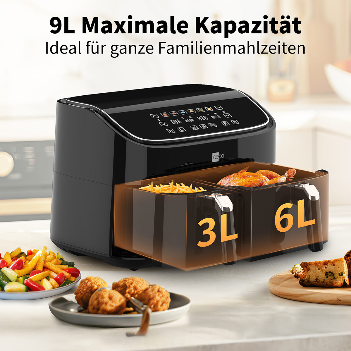 Ein schwarzer aeco DUO Doppelkammer AirFryer 9 Liter mit zwei offenen Schubladen (3L und 6L) steht auf einer Küchentheke, umgeben von Tellern mit frittiertem Essen und Salat, während ein deutscher Text die Koch-SYNC Funktion und die 9L Gesamtkapazität hervorhebt.