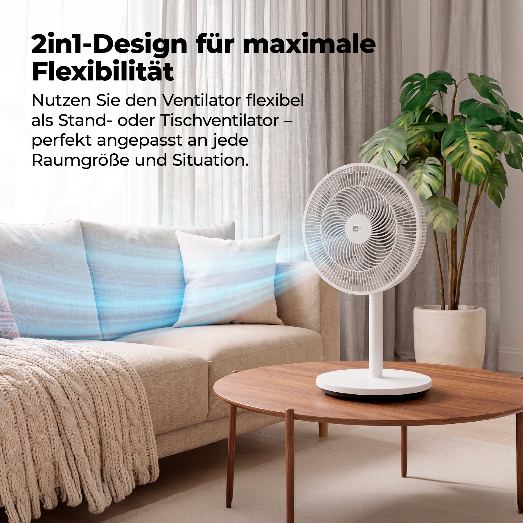 Der weiße aeco AirX Flow 100 - 2in1 Leiser Standventilator sorgt für Luftzirkulation in einem modernen Wohnzimmer mit einem Couchtisch aus Holz, einem beigen Sofa und Zimmerpflanzen. Der deutsche Text unterstreicht sein flexibles 2-in-1-Design.