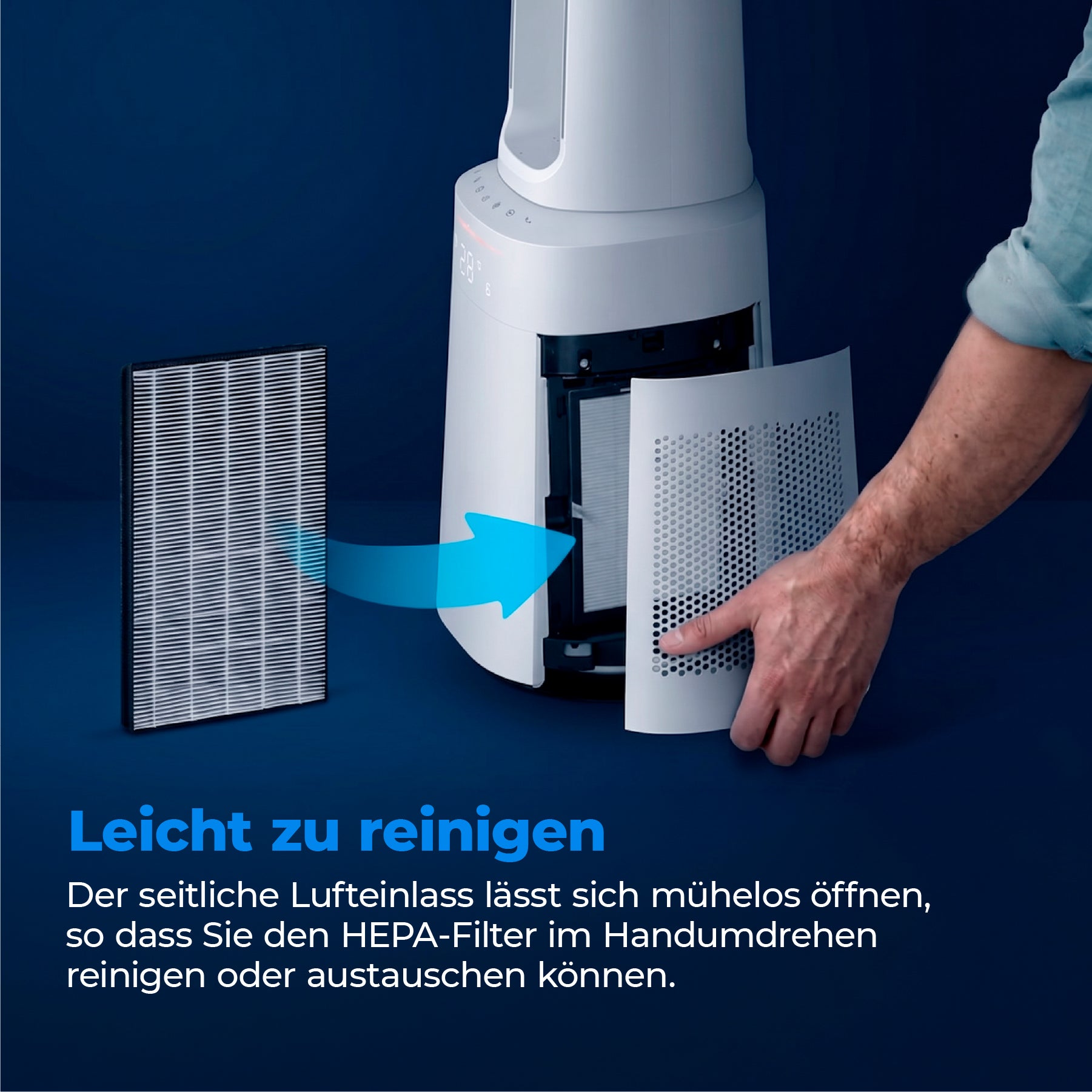 Eine Person nimmt die Seitenabdeckung des aeco AirX Guard 2in1 - Ventilator & Luftreiniger mit HEPA-Filter ab; eine deutsche Anleitung beschreibt die einfache Reinigung und den Filterwechsel.