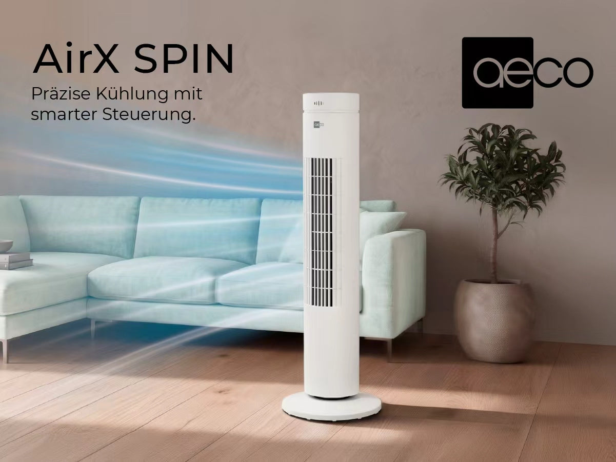 Der aeco AirX SPIN Turmventilator - Mit Fernbedienung & Timer steht im Wohnzimmer neben einer Pflanze und einem niedrigen Tisch, mit deutschem Text, der seine präzise Kühlung und intelligenten Steuerungsfunktionen hervorhebt.