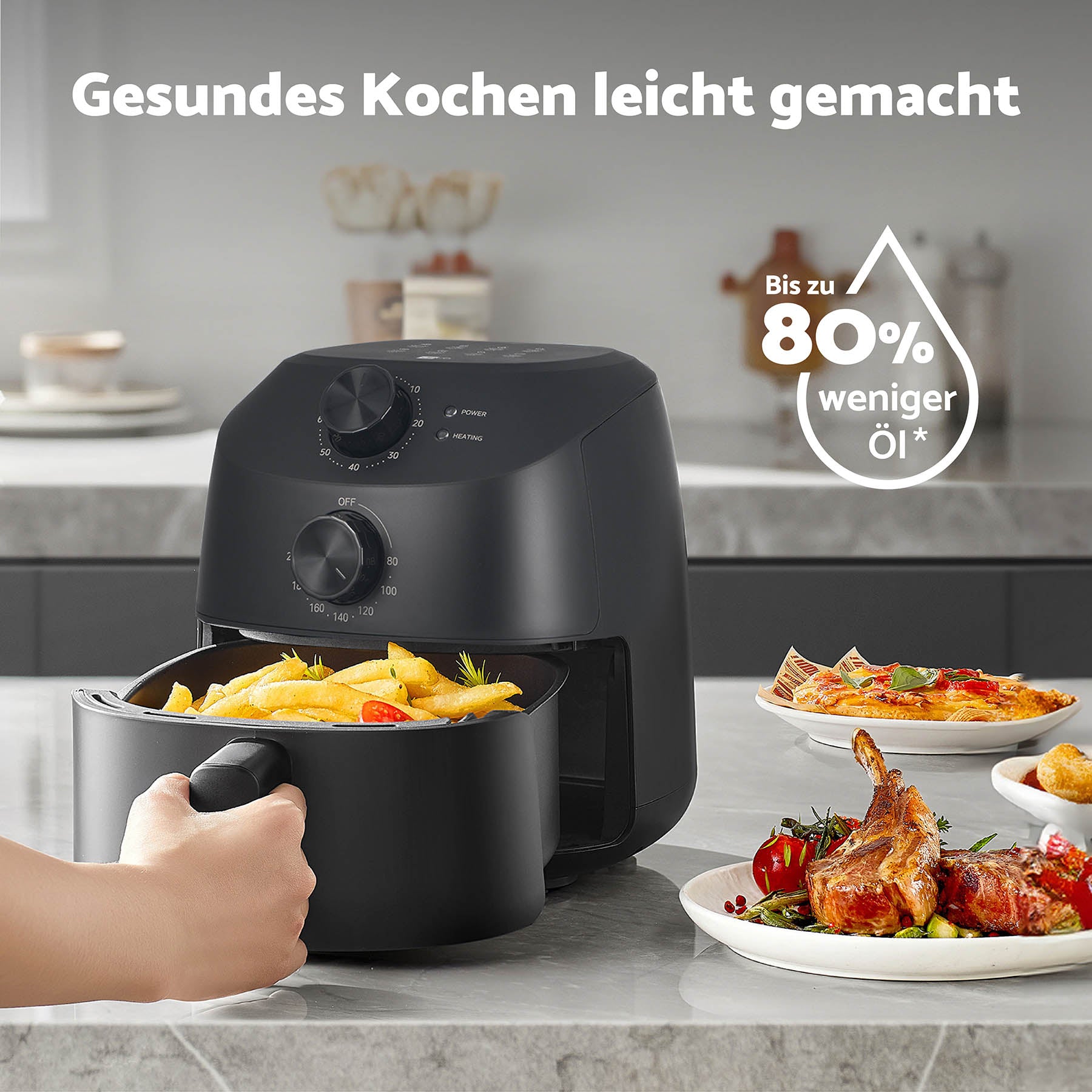 Eine Hand holt Pommes frites aus einer aeco Cube 2.0 Airfryer 2 Liter, die neben Tellern mit gebratenem Hähnchen und Gemüse auf dem Tisch steht – perfekt für jede kompakte Küche. Der deutsche Text darüber wirbt für gesünderes Kochen mit weniger Öl.