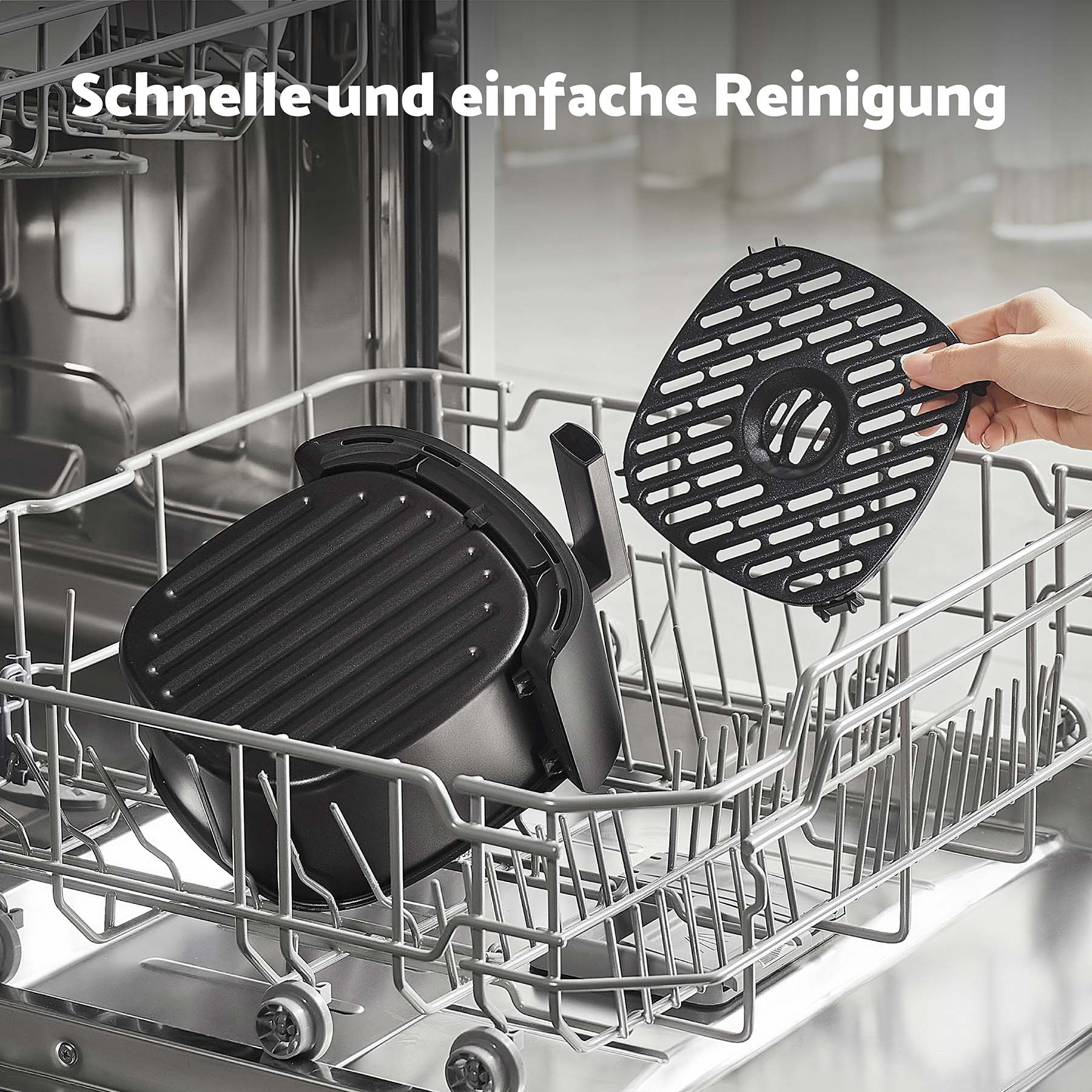 Eine Hand stellt die abnehmbaren, antihaftbeschichteten Teile des aeco Cube 2.0 Airfryer 2 Liter in die Spülmaschine; darüber steht Schnelle und einfache Reinigung.