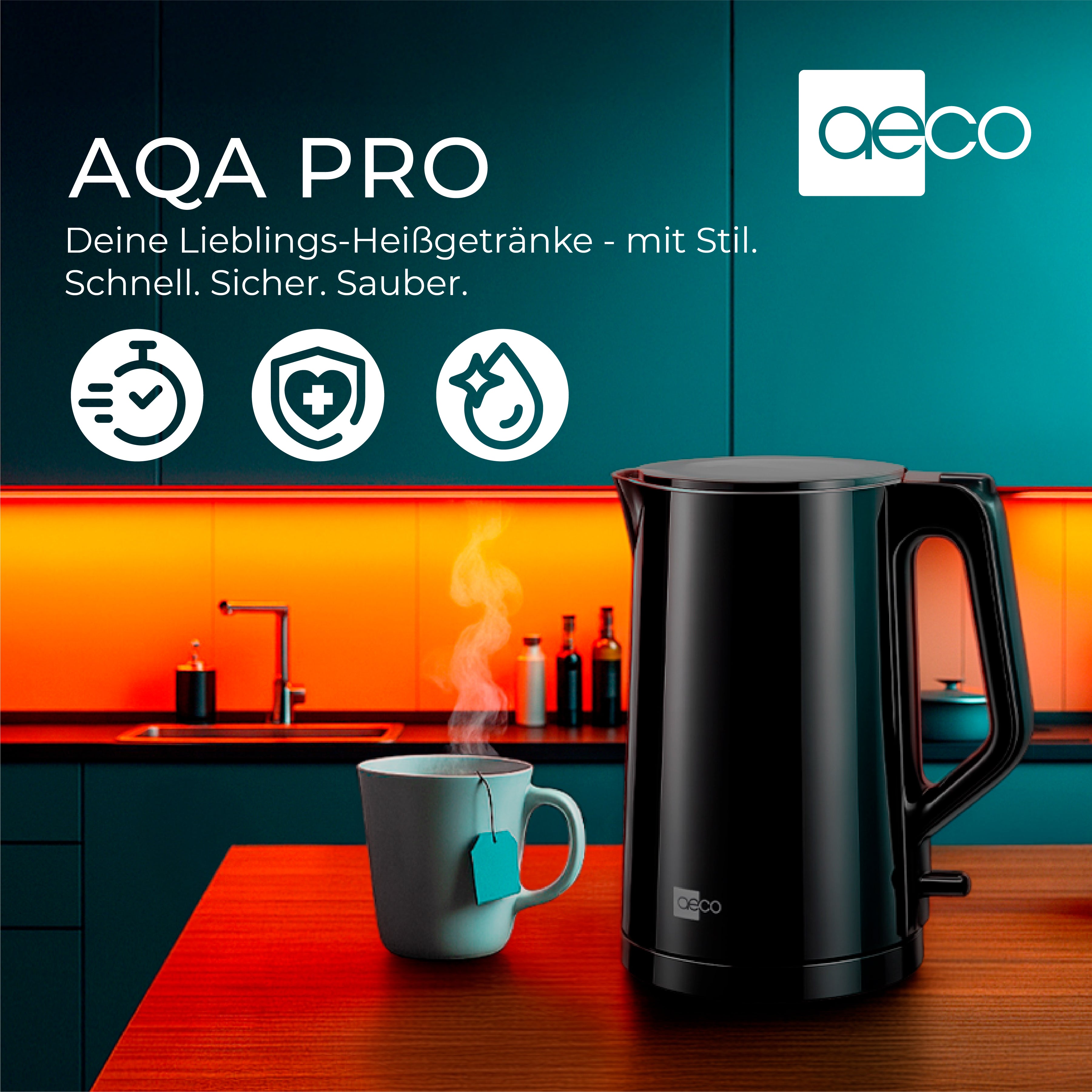 Ein eleganter schwarzer AQA PRO Wasserkocher von aeco steht auf einer modernen Küchentheke neben einem dampfenden Becher, auf dem deutsche Werbesymbole und Produktinformationen abgebildet sind.