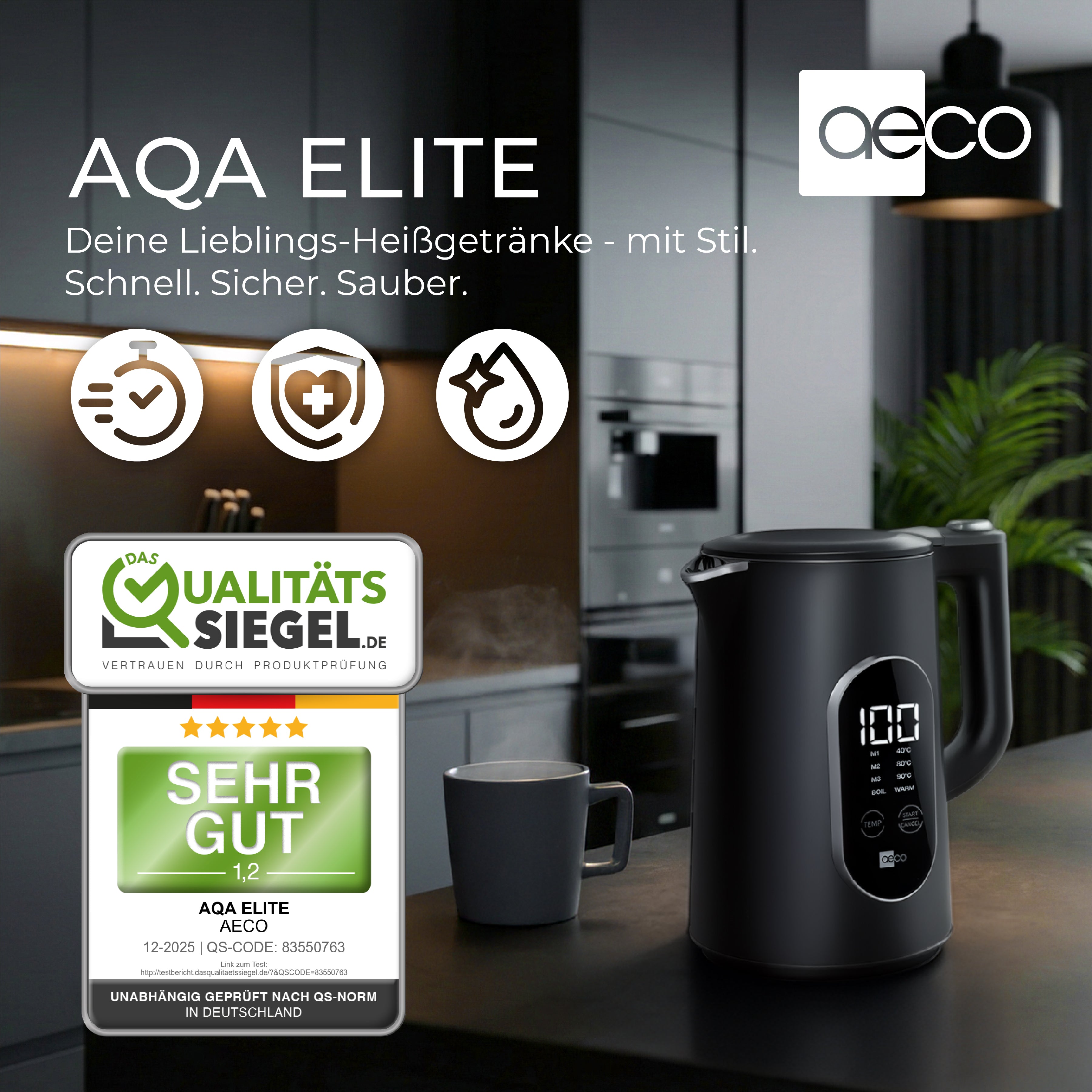 Der aeco AQA ELITE Wasserkocher, ein schwarzer Wasserkocher, steht neben einer Tasse auf der Küchentheke und ist mit Gütesiegeln und Produktangaben versehen.