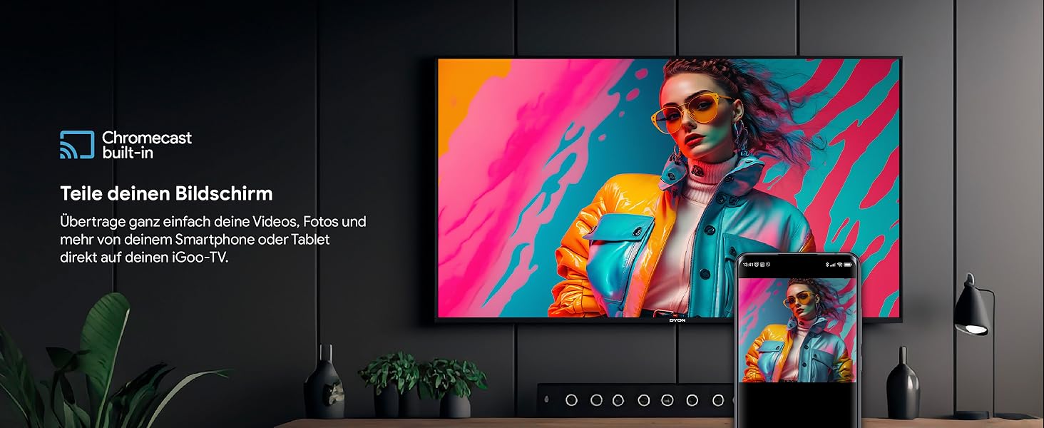 Ein modernes Wohnzimmer mit einem an der Wand montierten Fernseher, auf dem ein farbenfrohes Porträt einer Frau zu sehen ist; ein Smartphone davor spiegelt das gleiche Bild. Der Text wirbt für die in Chromecast integrierte Bildschirmfreigabe.