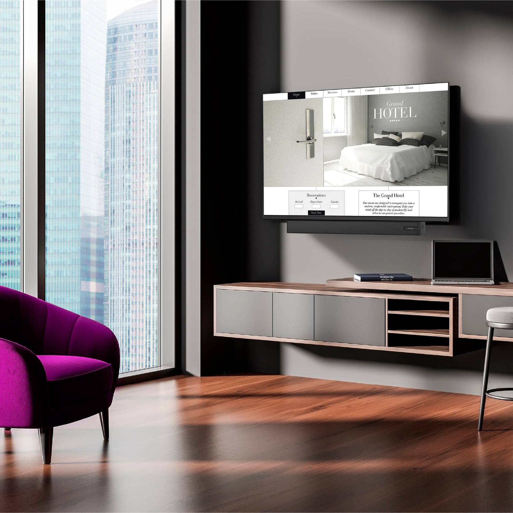 Modernes Wohnzimmer mit bodentiefen Fenstern, einem an der Wand montierten Fernseher Dyon Movie Smart 32 VX-S (32 Zoll, 80 cm), der eine Hotel-Website zeigt, einem schwebenden Schrank, einem Laptop und einem lila Sessel.