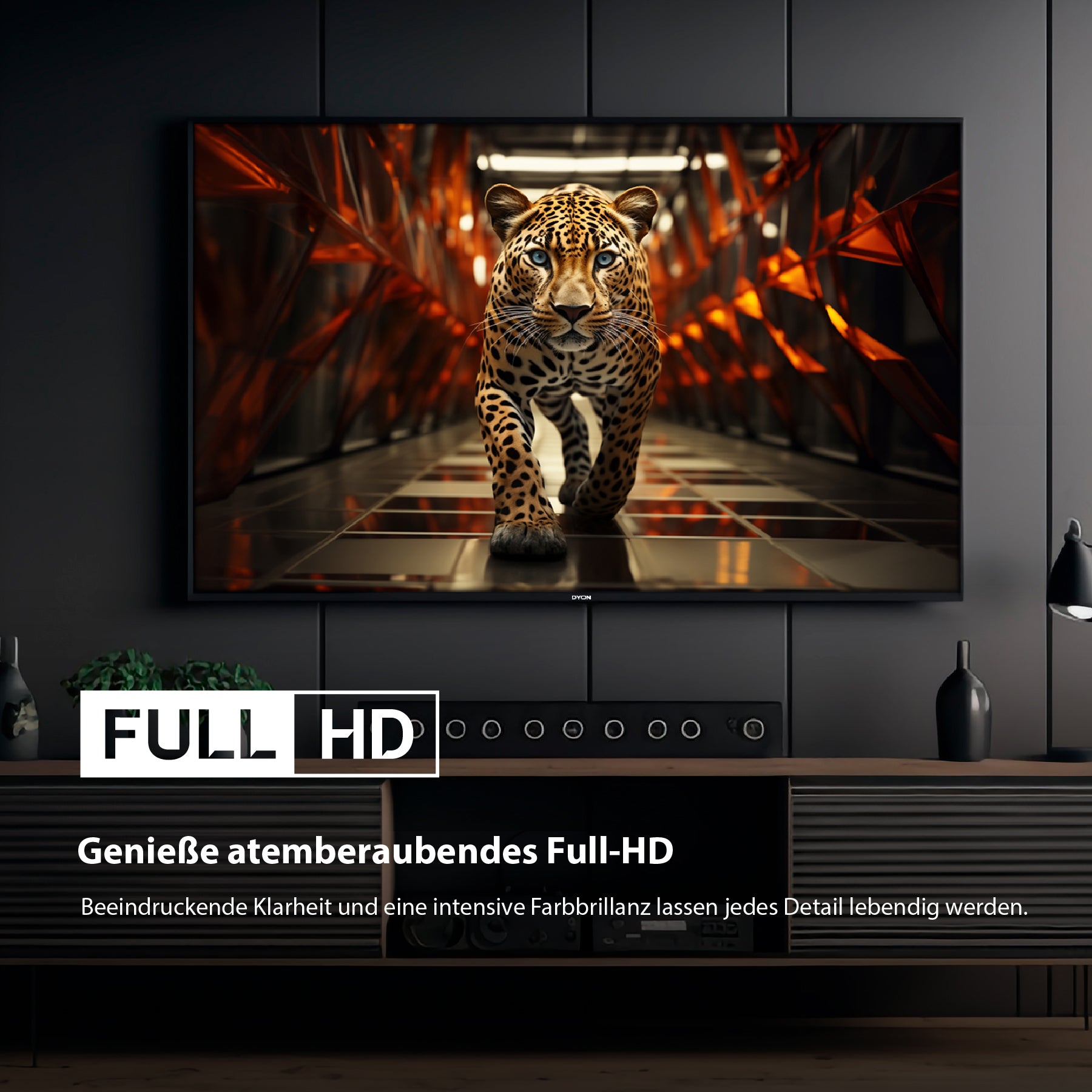In einem Wohnzimmer wird der Dyon Ultimax 32F-TI Smart TV präsentiert, der ein scharfes Bild eines Leoparden in einem Tunnel zeigt und dessen Full-HD-Klarheit und lebendige Farben durch einen deutschen Text hervorgehoben werden.