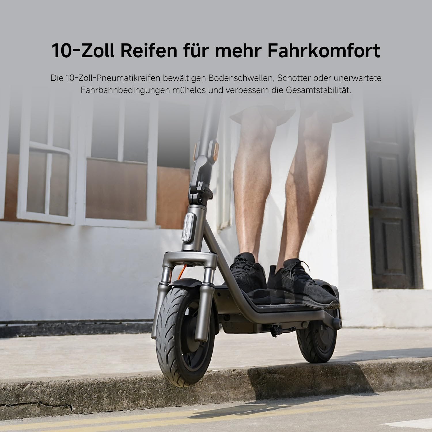 Eine Person fährt auf dem Xiaomi Electric Scooter 6 Lite DE, der mit großen 10-Zoll-Luftreifen ausgestattet ist, die für mehr Stabilität und Komfort auf befestigten Oberflächen sorgen.