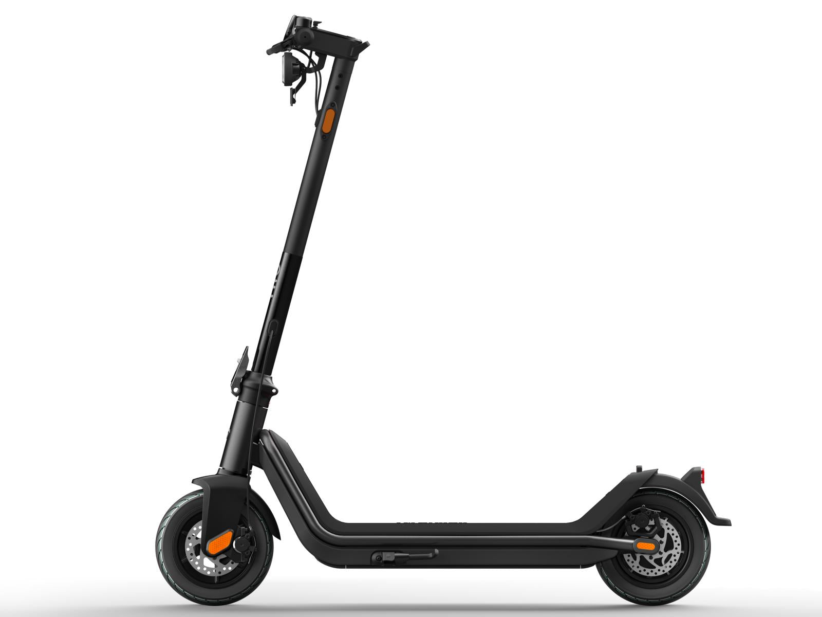 Der NIU KQi3 Pro E-Scooter in Schwarz verfügt über einen hohen Lenker, ein breites Deck und eine doppelte Scheibenbremse vorne. Auf weißem Grund bietet er bis zu 50km Reichweite - ideal für lange Fahrten in der Stadt.