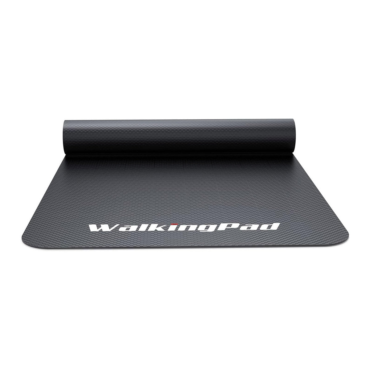 Eine schwarze, strukturierte, rutschfeste Kingsmith WalkingPad Laufband-Bodenmatte, die teilweise ausgerollt ist, trägt am unteren Rand den Aufdruck „WalkingPad“ in weißer Schrift.