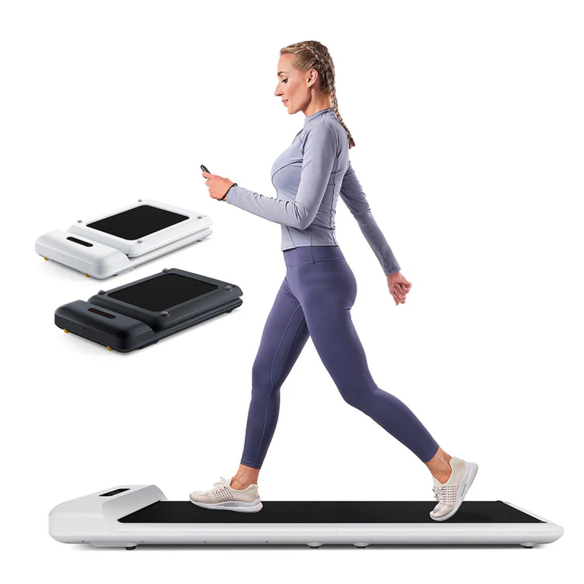 Eine Frau läuft auf einem weißen WalkingPad C2 Mini Klappbares Laufband für Schreibtisch von Kingsmith und hält ein Smartphone; im Hintergrund sind die Modelle in Schwarz und Weiß zu sehen-ideales kompaktes Laufband für zuhause.