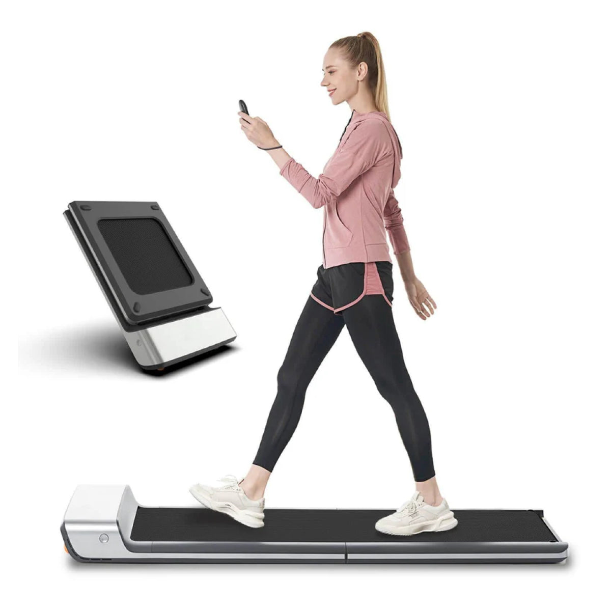 Eine Frau in Sportkleidung benutzt das Kingsmith WalkingPad P1 Klappbares Laufband für Schreibtisch, während sie telefoniert; im Hintergrund ist eine Nahaufnahme des kompakten, faltbaren Laufbandes zu sehen.