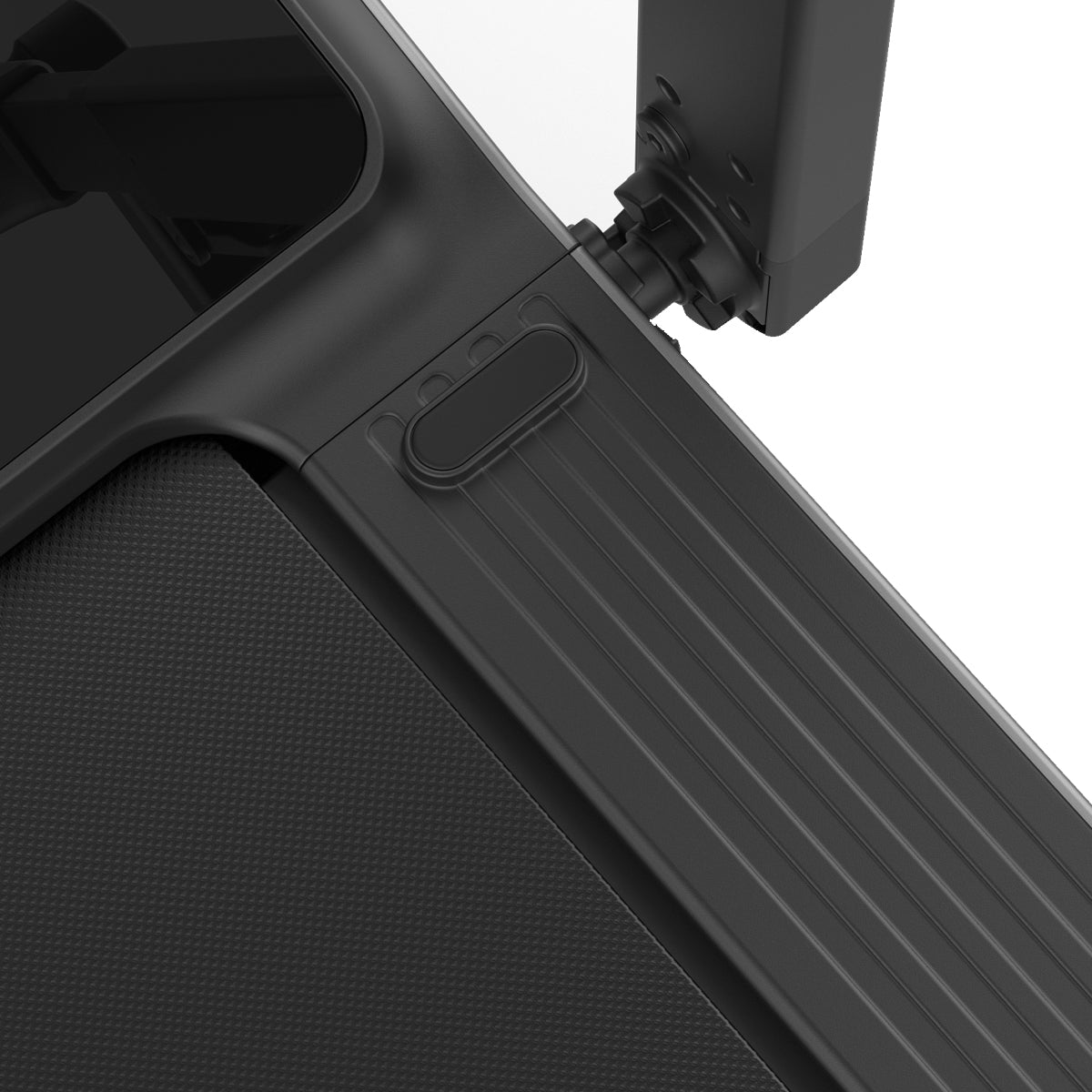 Nahaufnahme des Scharniers, das die beiden schwarzen Paneele des Kingsmith WalkingPad Z3 Hybrid+ Klappbares Laufband für Schreibtisch verbindet. Zu sehen sind die strukturierte Oberfläche, die verschiebbare Anschlussabdeckung und das platzsparende Klappdesign.