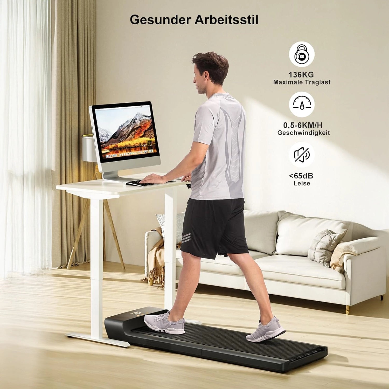 Ein Mann benutzt das Kingsmith WalkingPad A1 Pro Klappbares Laufband Schreibtisch bis 136 kg bei der Arbeit am Schreibtisch; der deutsche Text verweist auf die Gewichtsgrenze von 136 kg, die variable Geschwindigkeit und das leise Betriebsgeräusch.