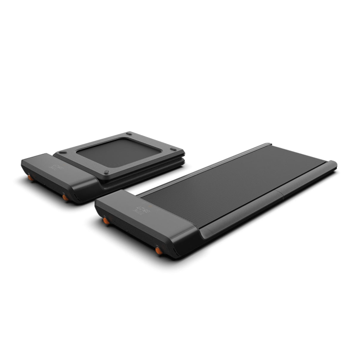 Auf dem Bild sind zwei schwarze, kompakte Laufbänder – das Kingsmith WalkingPad A1 Pro (Klappbares Laufband 6 km/h 136 kg) – nebeneinander zu sehen; eines ist zusammengeklappt, während das andere für den Gebrauch vollständig ausgeklappt ist. Beide verfügen über orangefarbene Einstellknöpfe und ein minimalistisches Design, das den eleganten und funktionalen Stil dieses Kingsmith-Laufbandmodells unterstreicht.