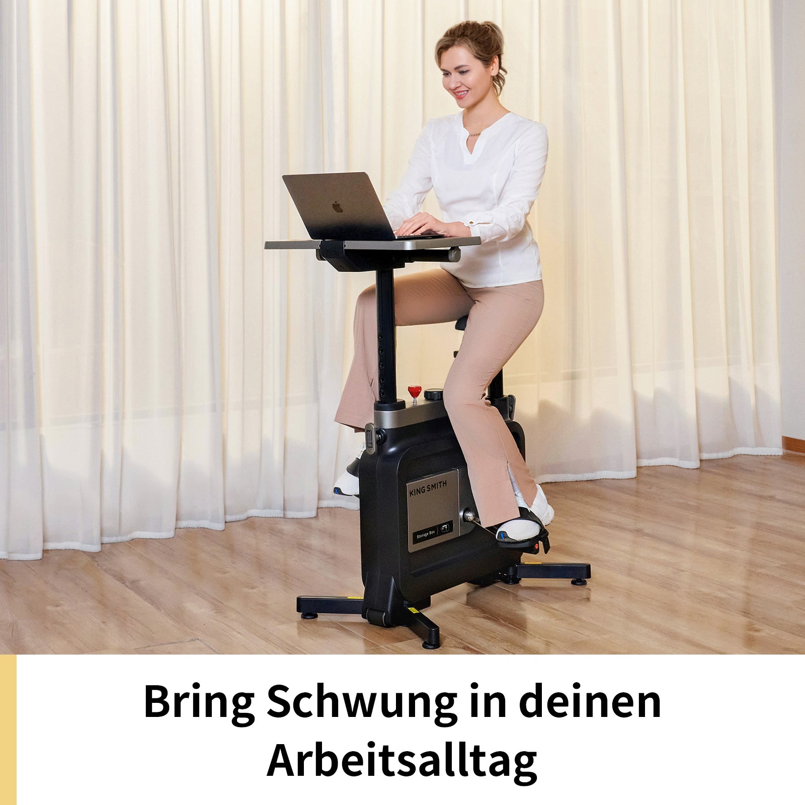 Eine Frau in Business-Kleidung arbeitet an einem Laptop, während sie auf dem Kingsmith Office Bike W1B von Kingsmith in einem hellen Raum mit transparenten Vorhängen sitzt. Der Text darunter lautet: Bring Schwung in deinen Arbeitsalltag.