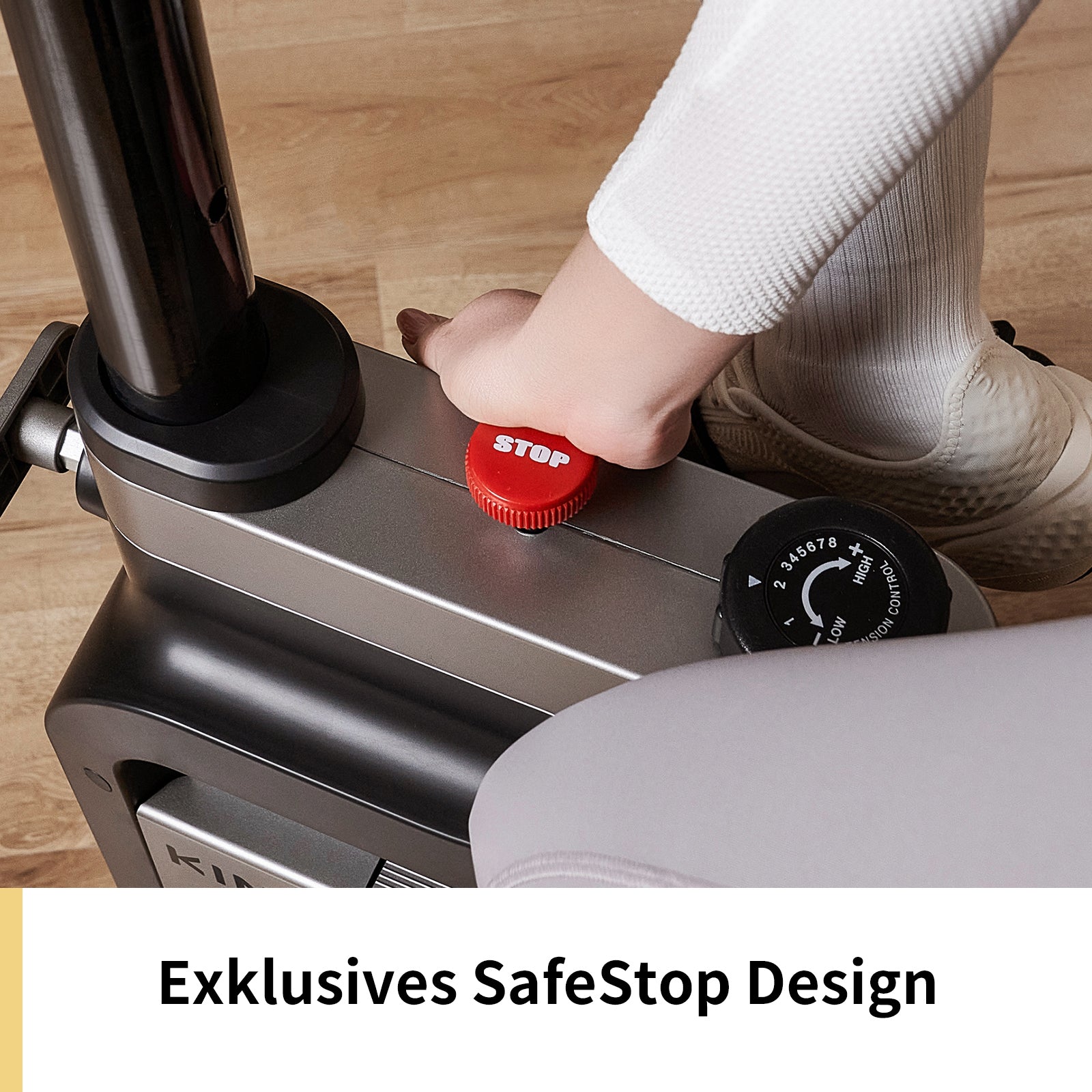 Eine Person drückt den roten STOPP-Knopf am Kingsmith Office Bike W1B, das mit dem SafeStop-Design und einer platzsparenden Faltkonstruktion ausgestattet ist - perfekt für die Fitness im Büro.