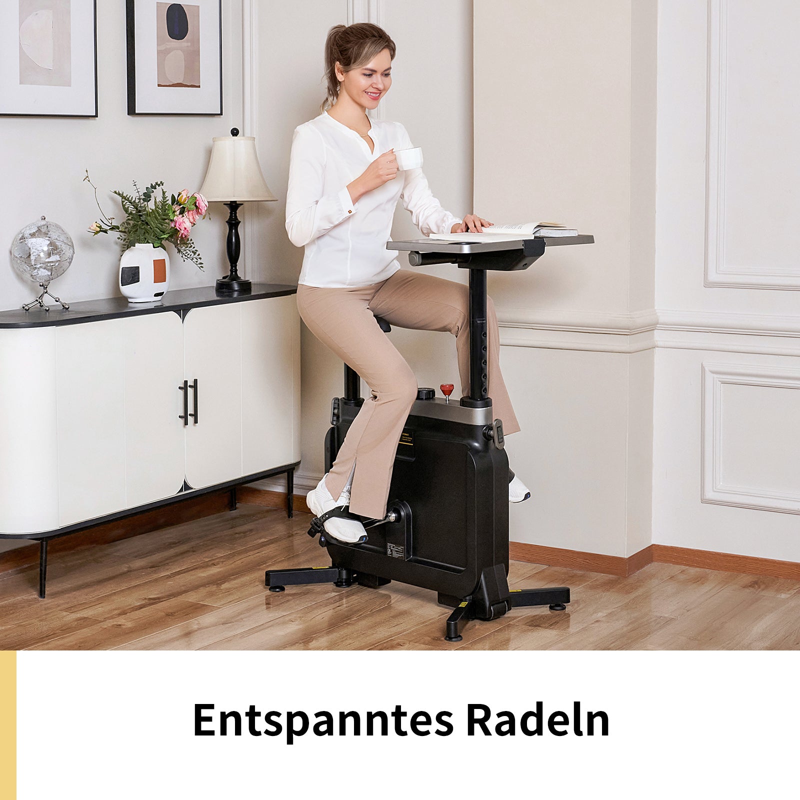 Eine Frau benutzt das Kingsmith Office Bike W1B von Kingsmith in ihrem Heimbüro und hält eine Tasse. Text unten: "Entspanntes Radeln.